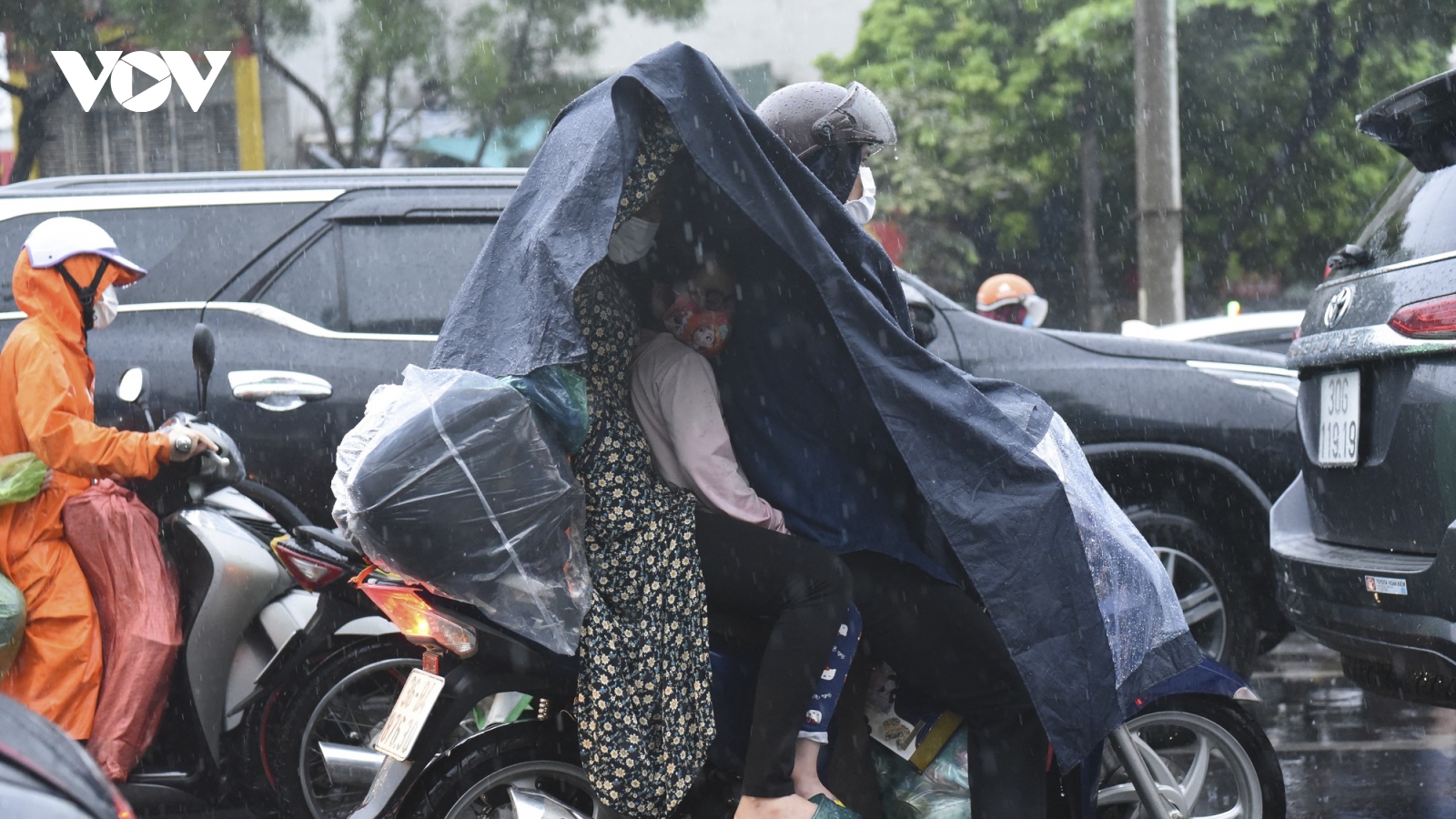Đội mưa chạy xe máy từ Thủ đô về Tuyên Quang nghỉ lễ