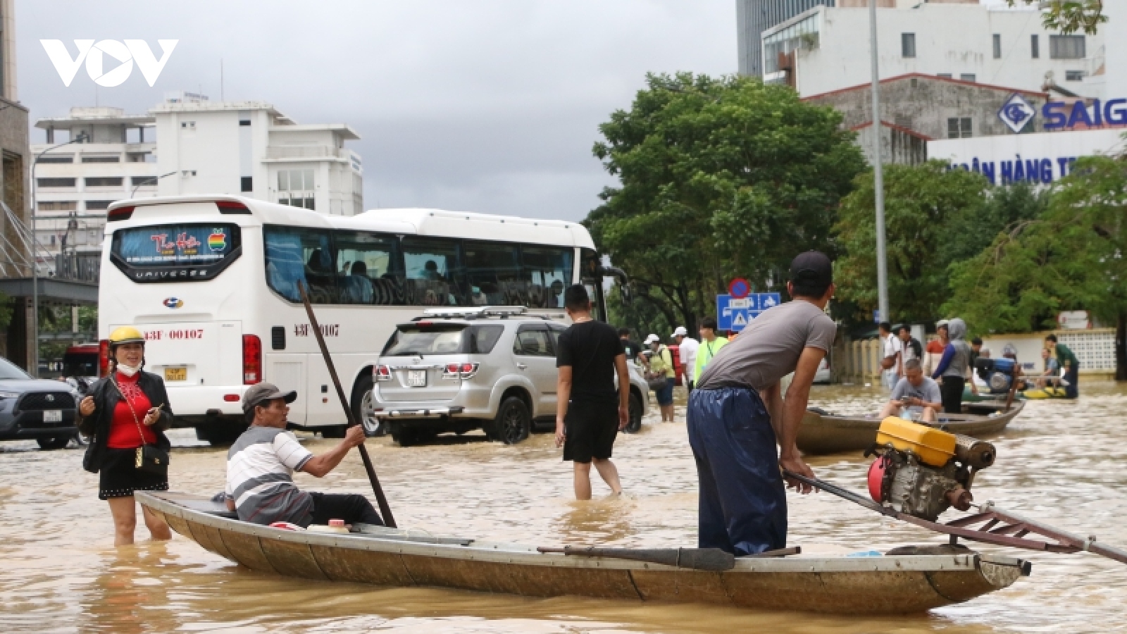 Đường phố Huế biến thành sông, người dân dùng thuyền đi lại