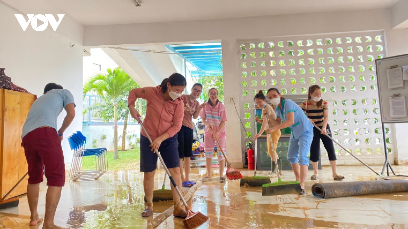 Các trường học ở Đà Nẵng dọn vệ sinh trường lớp sau mưa lũ