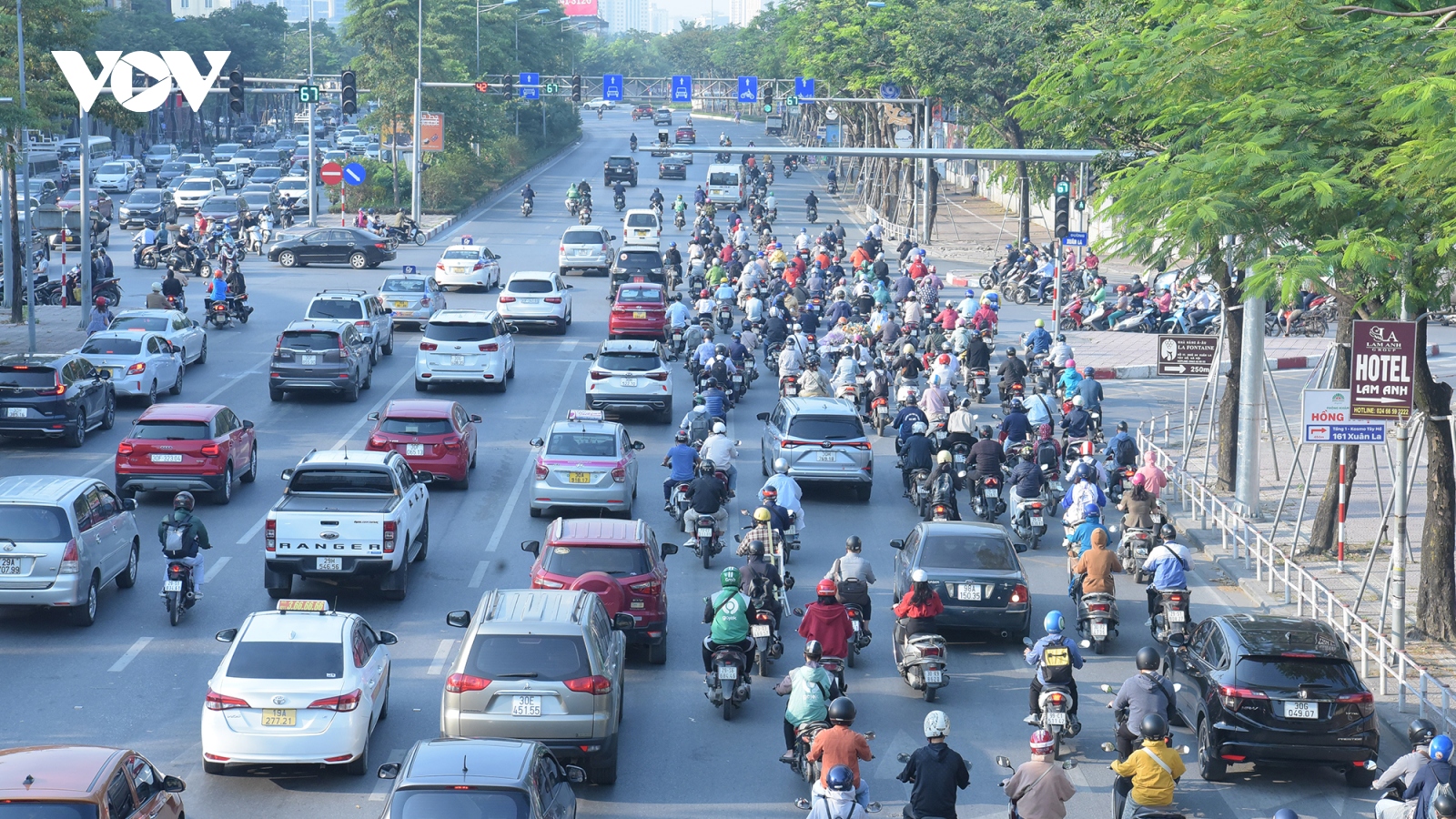 Ô tô dàn hàng ngang, lấn hết làn xe máy trên đường phố Hà Nội