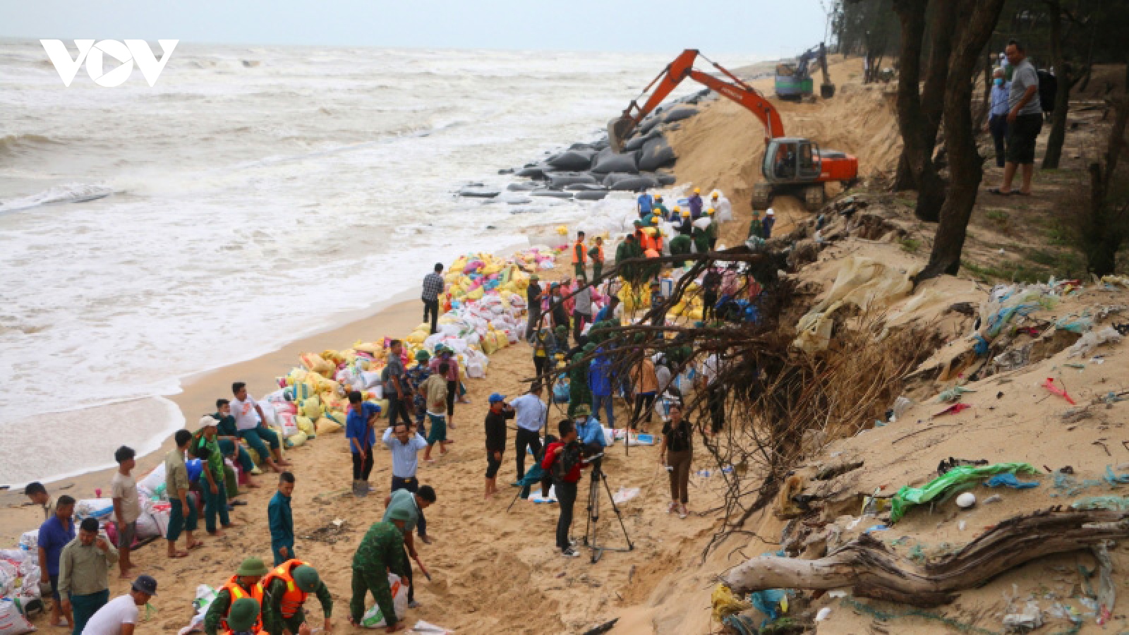 Bộ đội giúp dân ứng cứu khẩn cấp sạt lở bờ biển Phú Vang