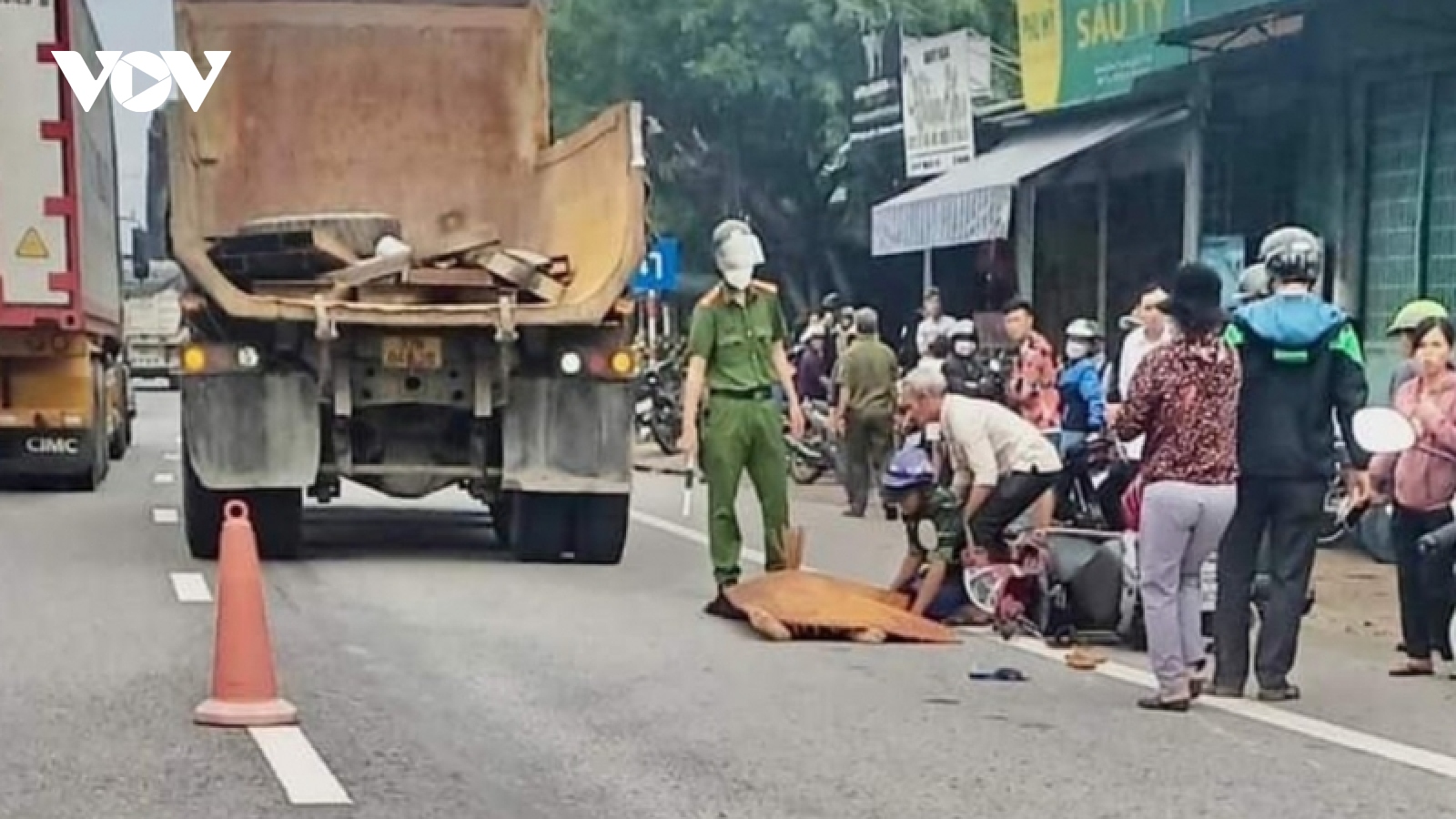Thừa Thiên Huế: Va chạm với ô tô tải, người phụ nữ tử vong tại chỗ