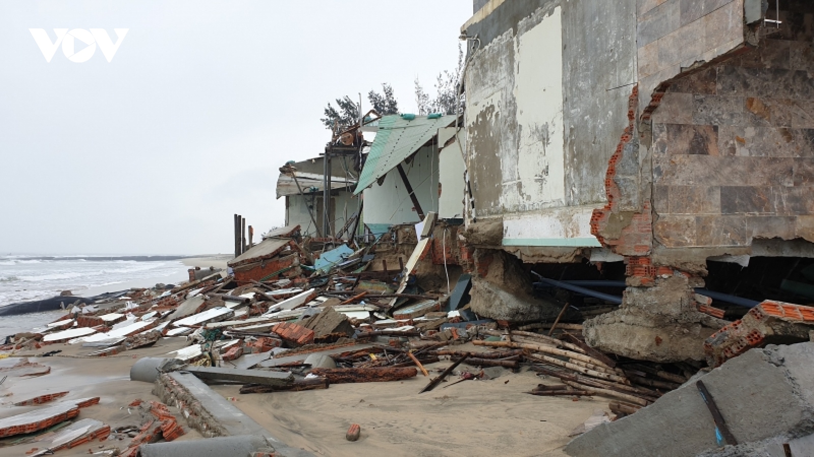 Nhiều ngôi nhà ven biển Hội An bị sóng đánh tan hoang