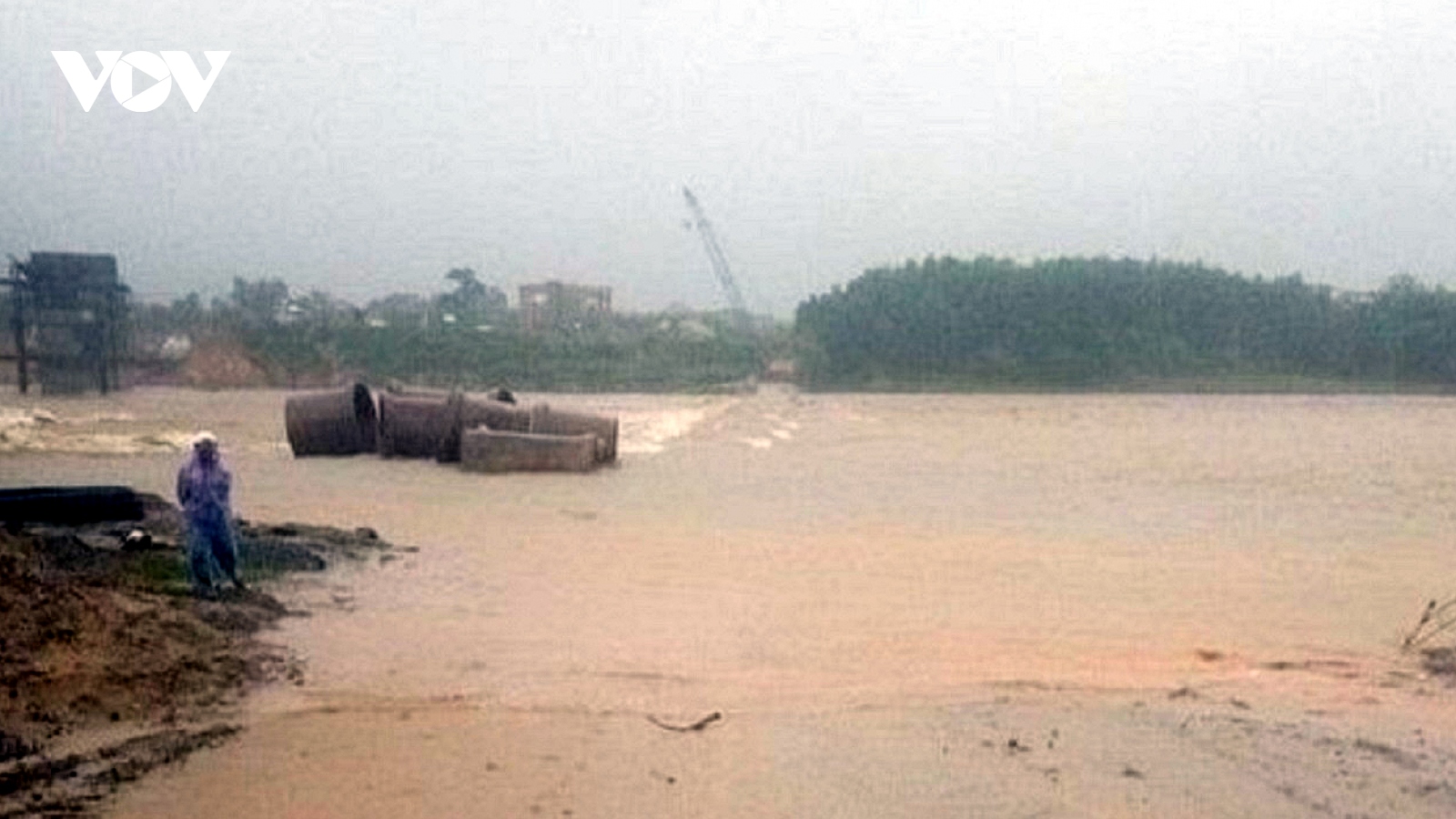 Mưa lớn gây sạt lở nhiều khu vực miền núi Quảng Ngãi