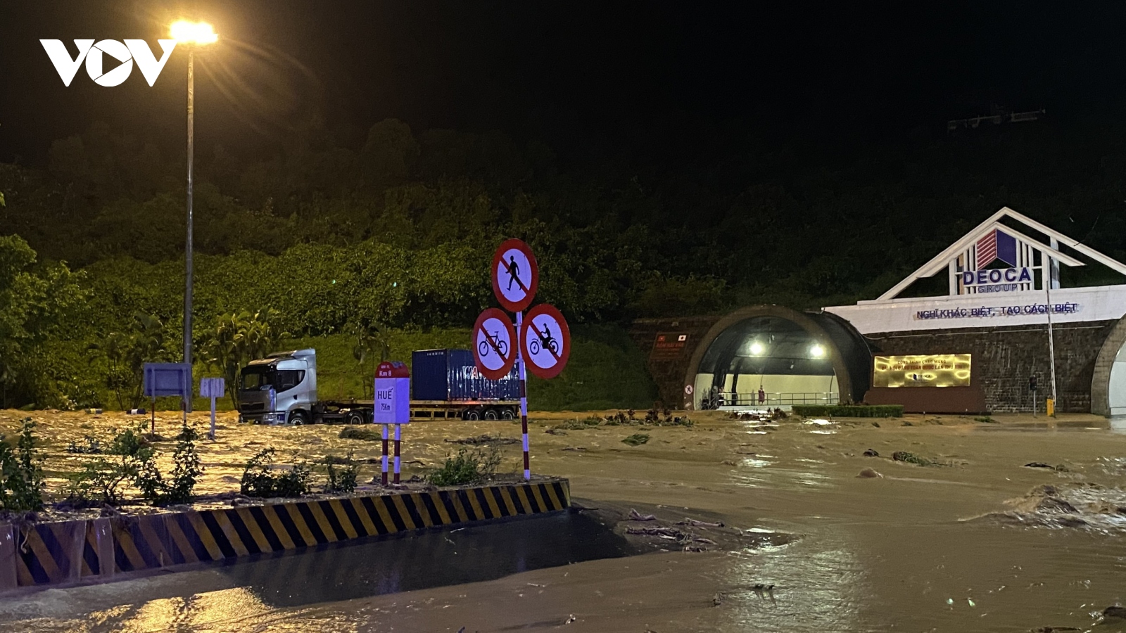 Đóng cửa hầm đường bộ Hải Vân vì mưa to, lũ quét tràn vào