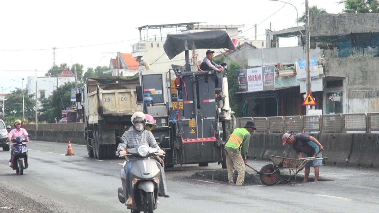 Khẩn trương vá sửa Quốc lộ 1A qua tỉnh Phú Yên
