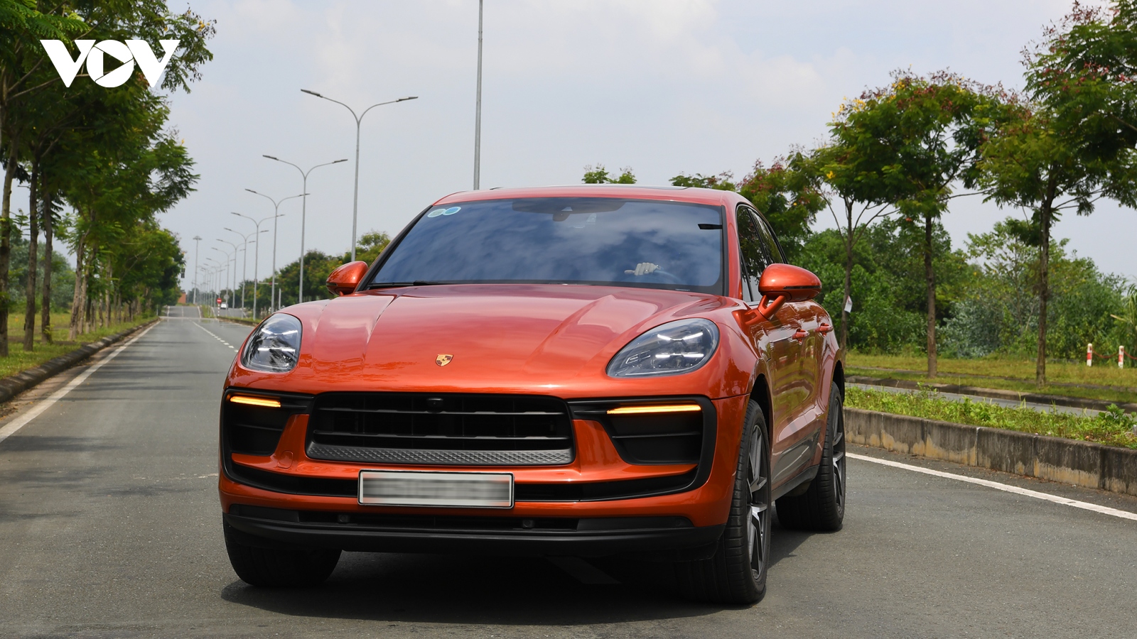 Cận cảnh Porsche Macan 2022 màu cam, giá gần 4 tỷ đồng