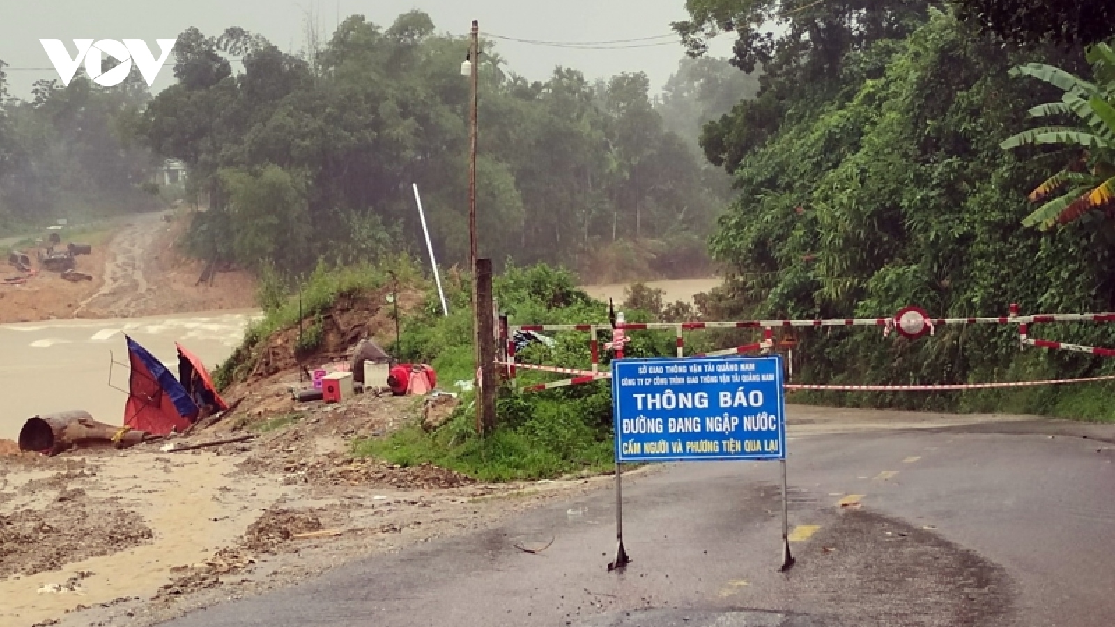 Miền núi Quảng Nam mưa lớn, Quốc lộ 40B ngập sâu giao thông ách tắc