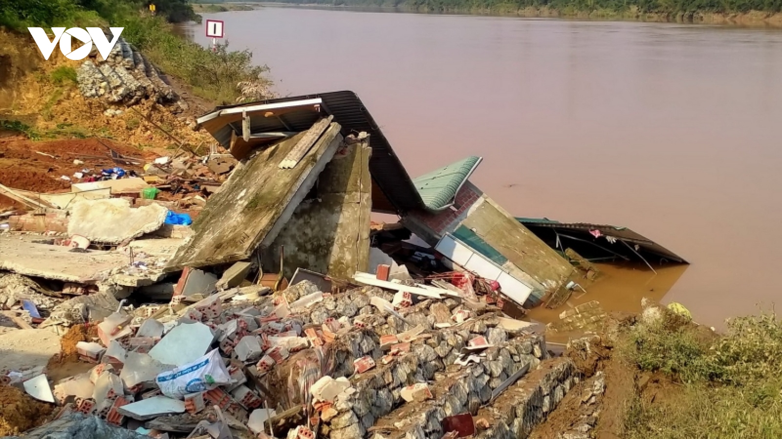 Đã tìm thấy thi thể nạn nhân bị vùi lấp trong ngôi nhà đổ sập ở Quảng Trị