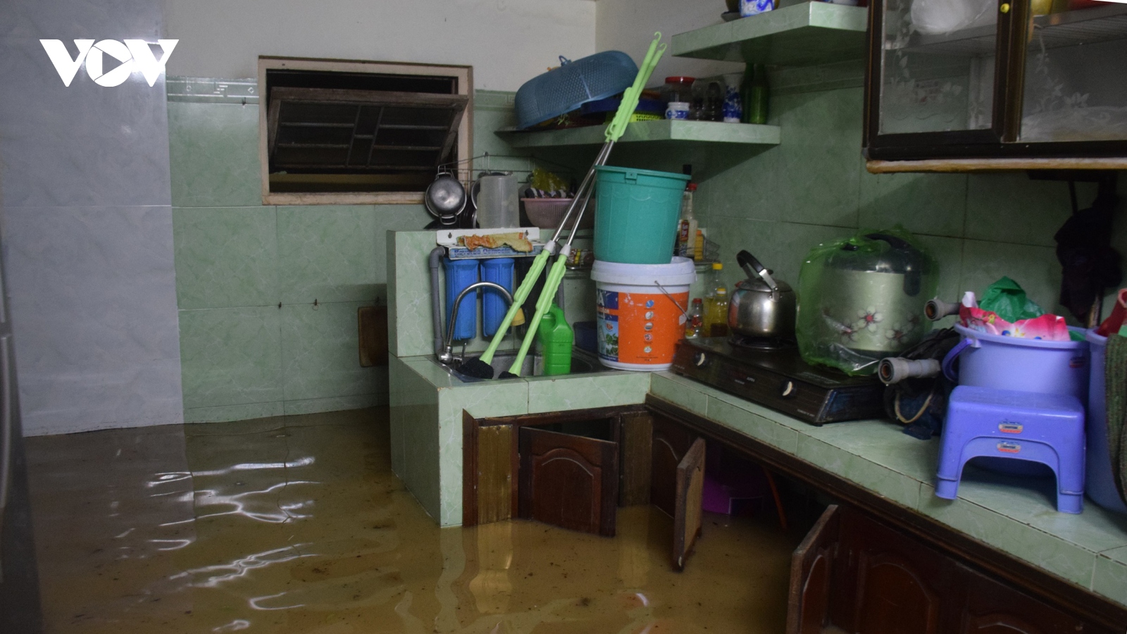Khu dân cư ở Bình Định ngập nặng do mưa lớn, các hộ dân không kịp trở tay
