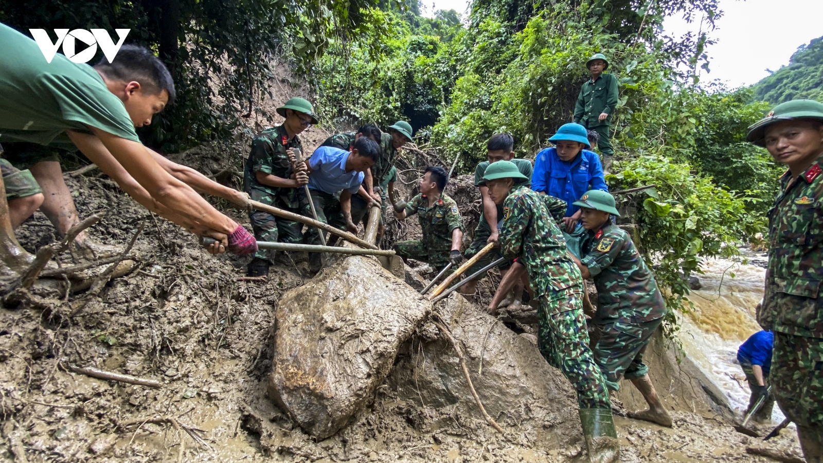 Hàng trăm chiến sỹ dọn dẹp bùn đất vùi lấp đầu nguồn trạm cấp nước ở Kỳ Sơn