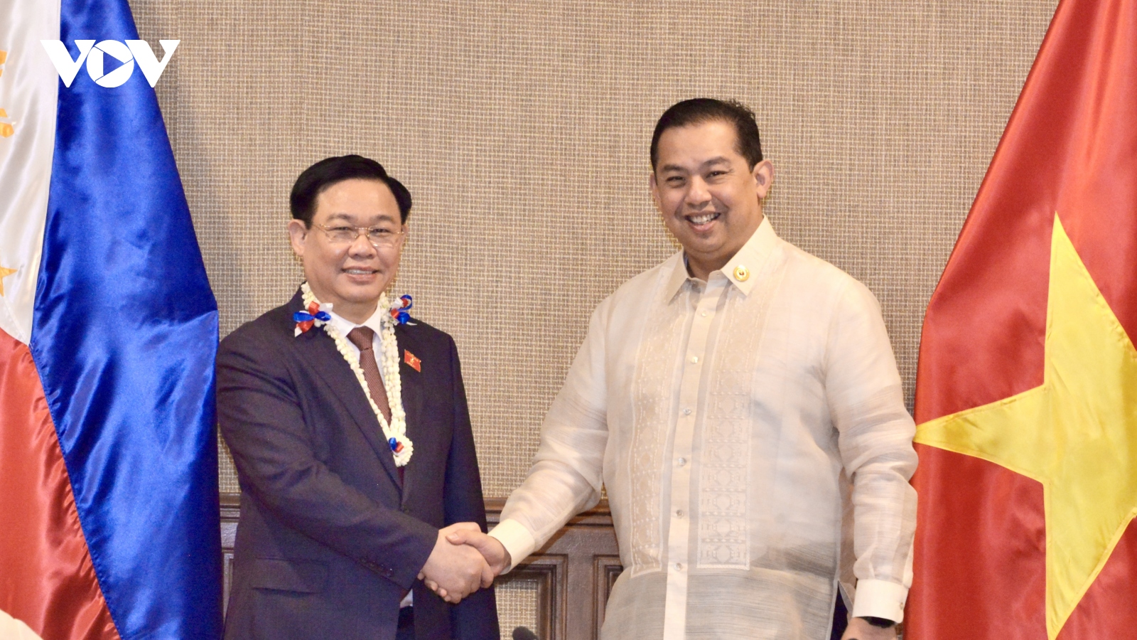 Chủ tịch Quốc hội Vương Đình Huệ hội đàm với Chủ tịch Hạ viện Philippines