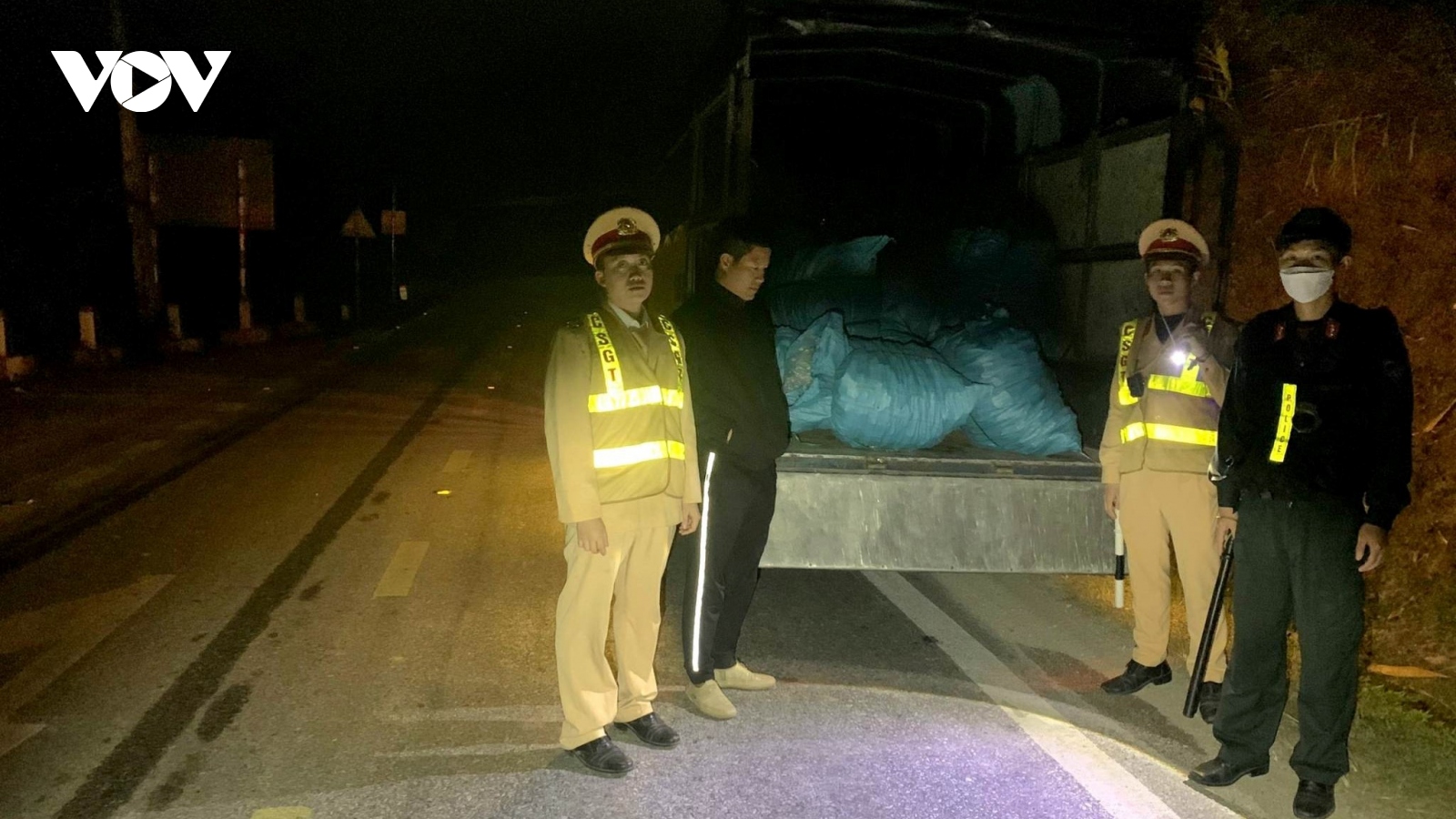 Bắt giữ xe tải chở gân động vật sấy khô tại Cao Bằng
