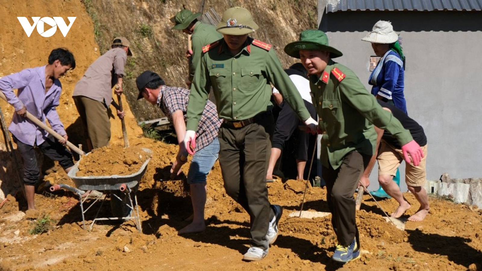 Gần 1.000 cán bộ, chiến sĩ công an hỗ trợ người nghèo làm nhà đón Tết