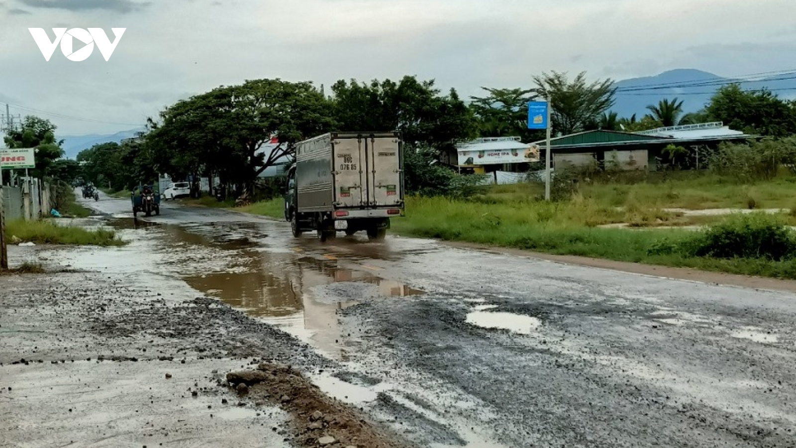Nhiều tuyến đường ở Bình Thuận bị hư hỏng do thi công đường cao tốc Bắc Nam