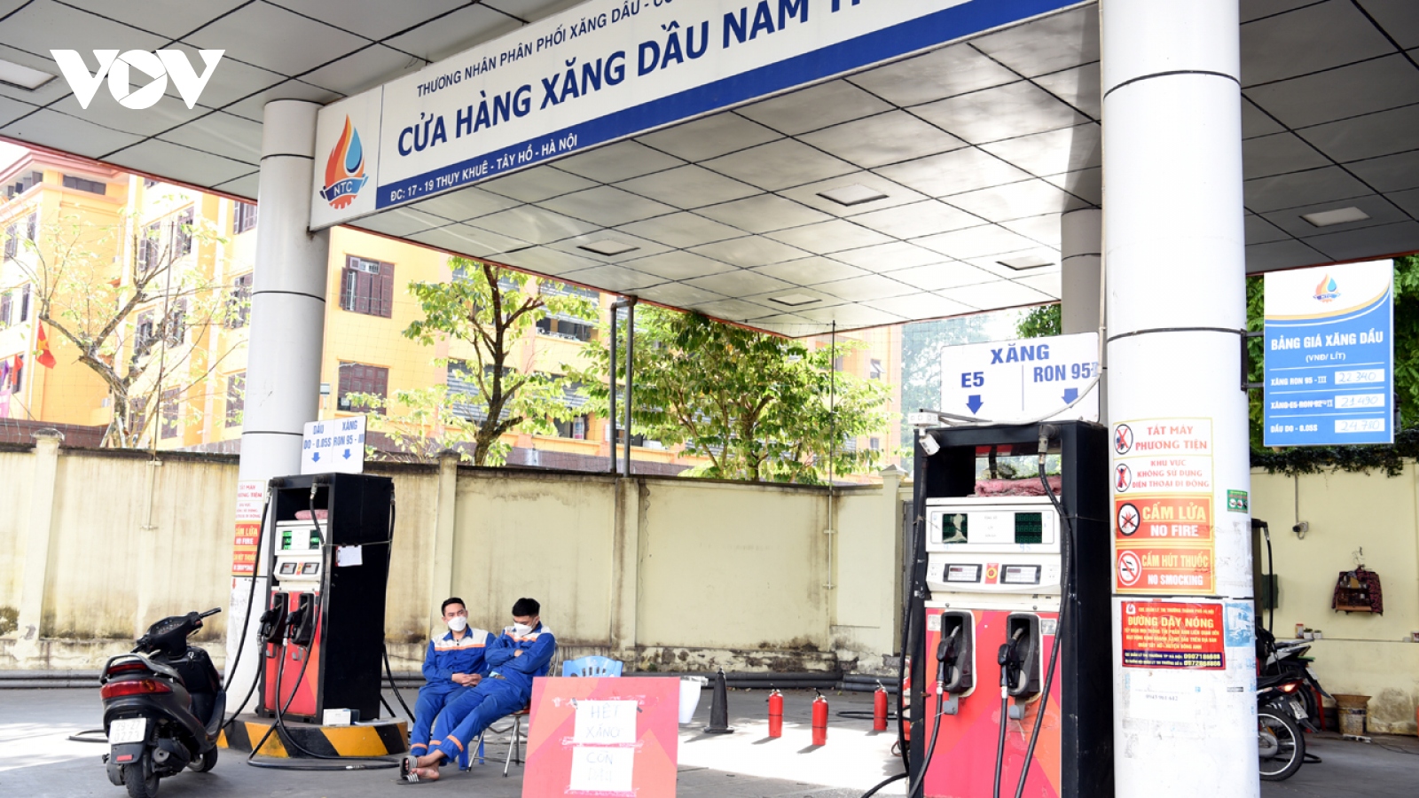 Nhiều cửa hàng xăng dầu ở Hà Nội nghỉ bán, "mỏi mắt" chờ hàng về