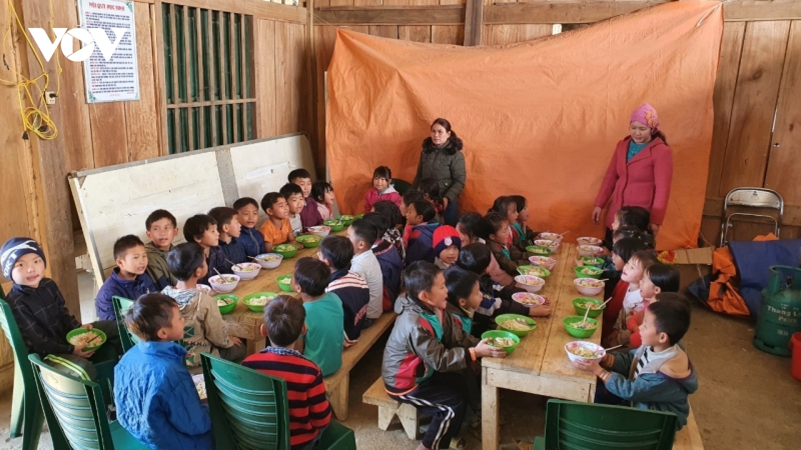 Bữa cơm nóng cho học trò bản Mông