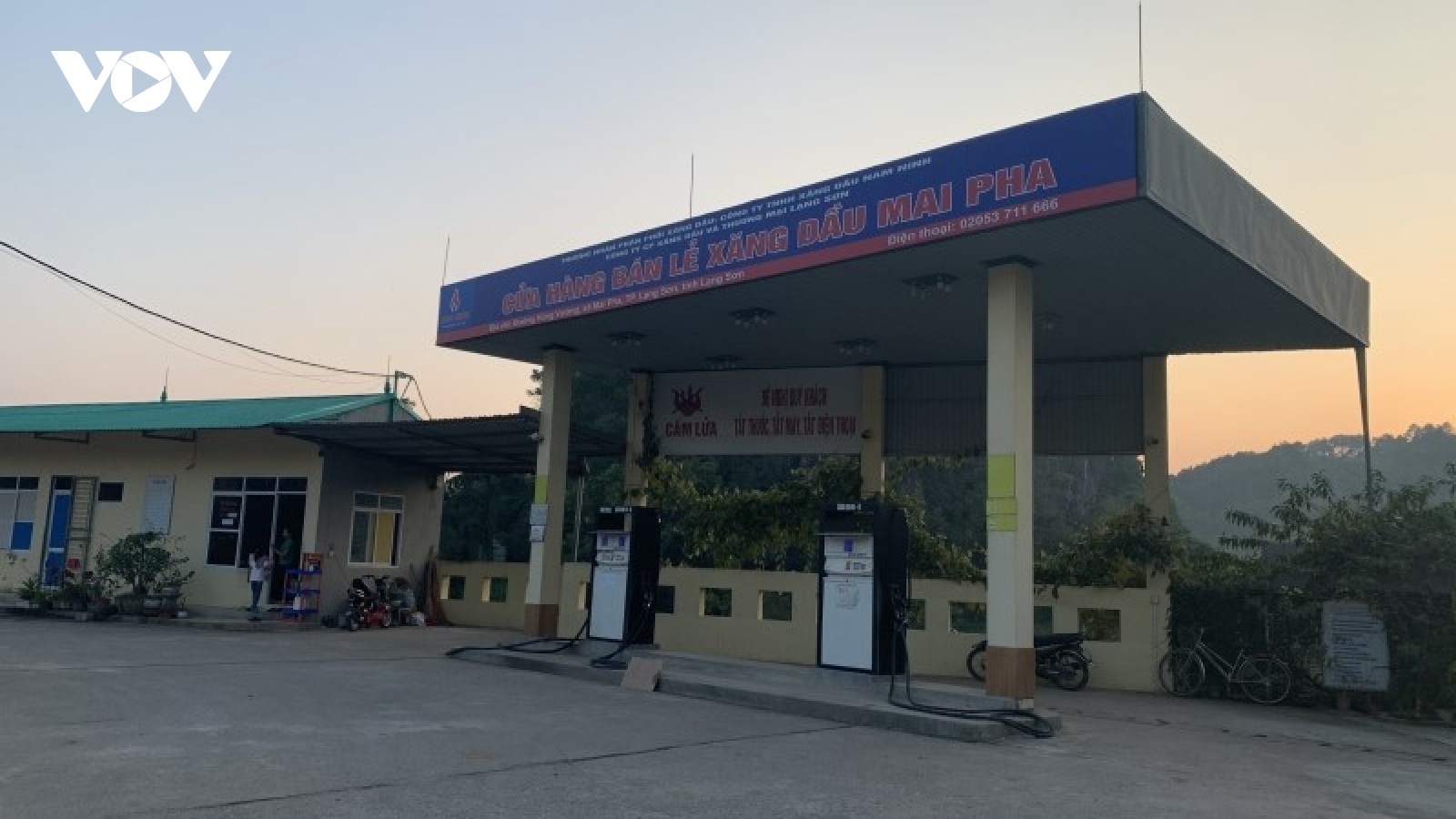 Nhiều cửa hàng xăng tại TP Lạng Sơn đồng loạt treo biển hết xăng