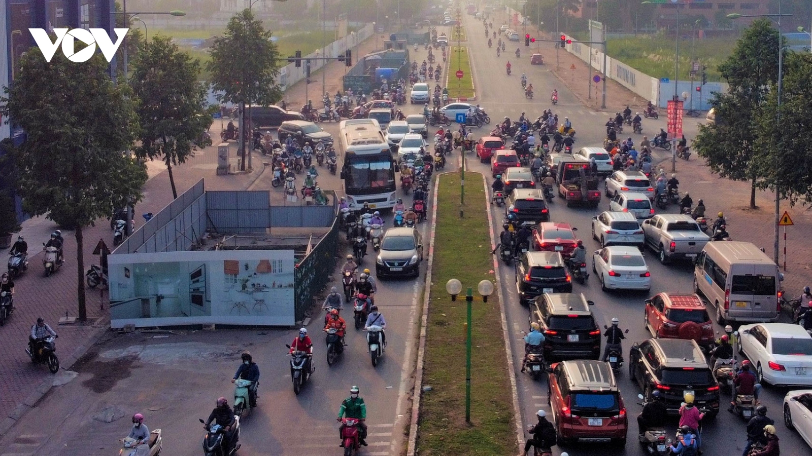 Đoạn đường dài 300m ở Hà Nội có tới 9 "lô cốt" gây cản trở giao thông