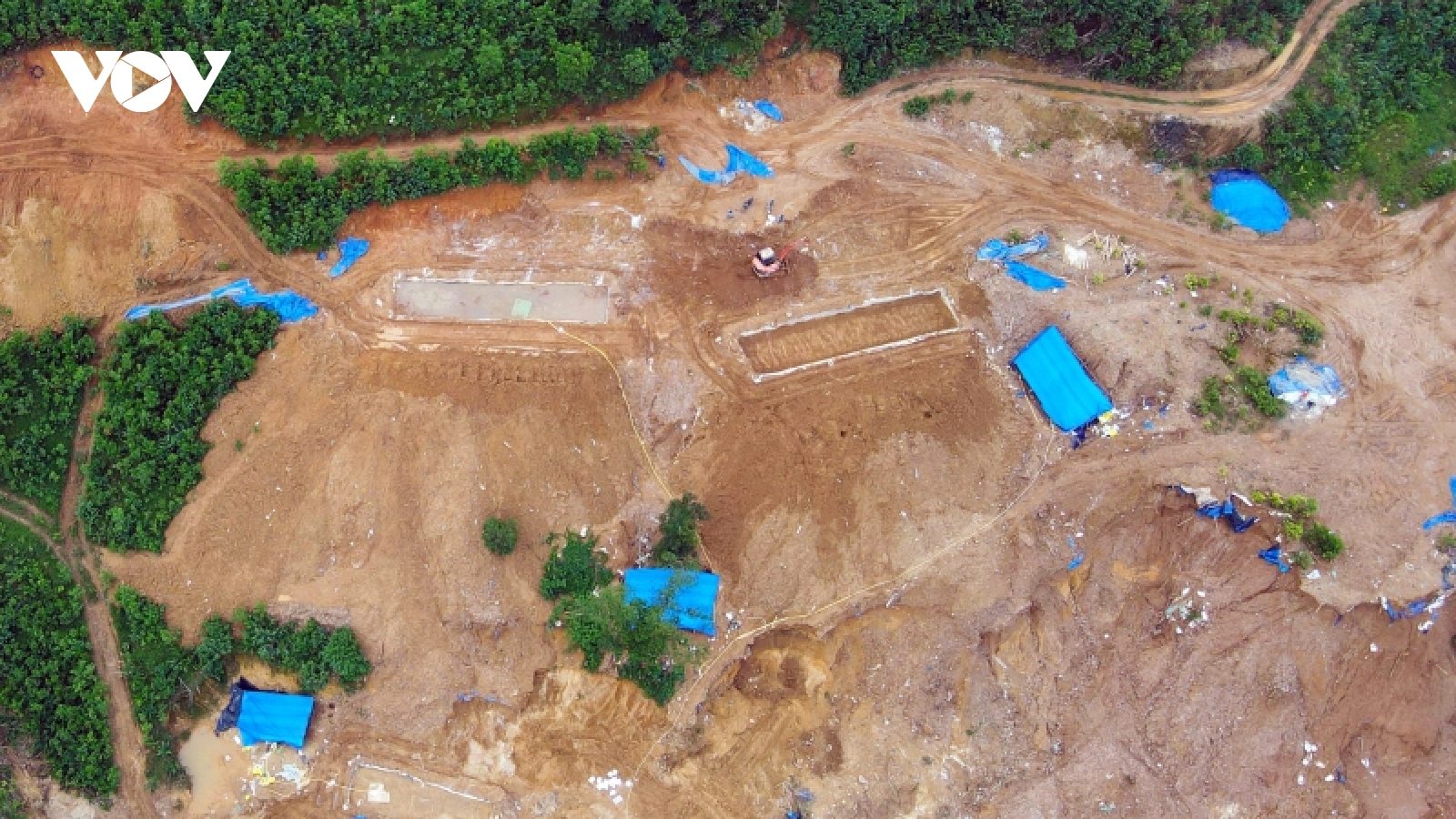 Ngang nhiên khai thác vàng trái phép sát trụ sở UBND xã ở Quảng Nam