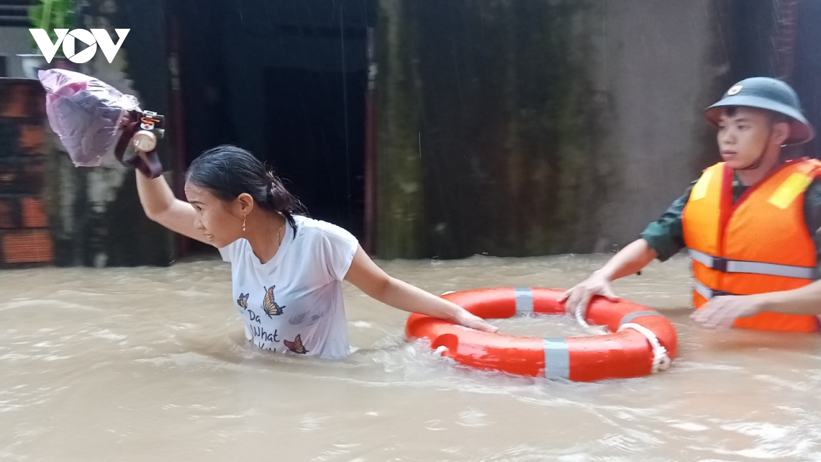 Mưa lớn gây ngập sâu, cuốn trôi xe máy của người dân Quy Nhơn