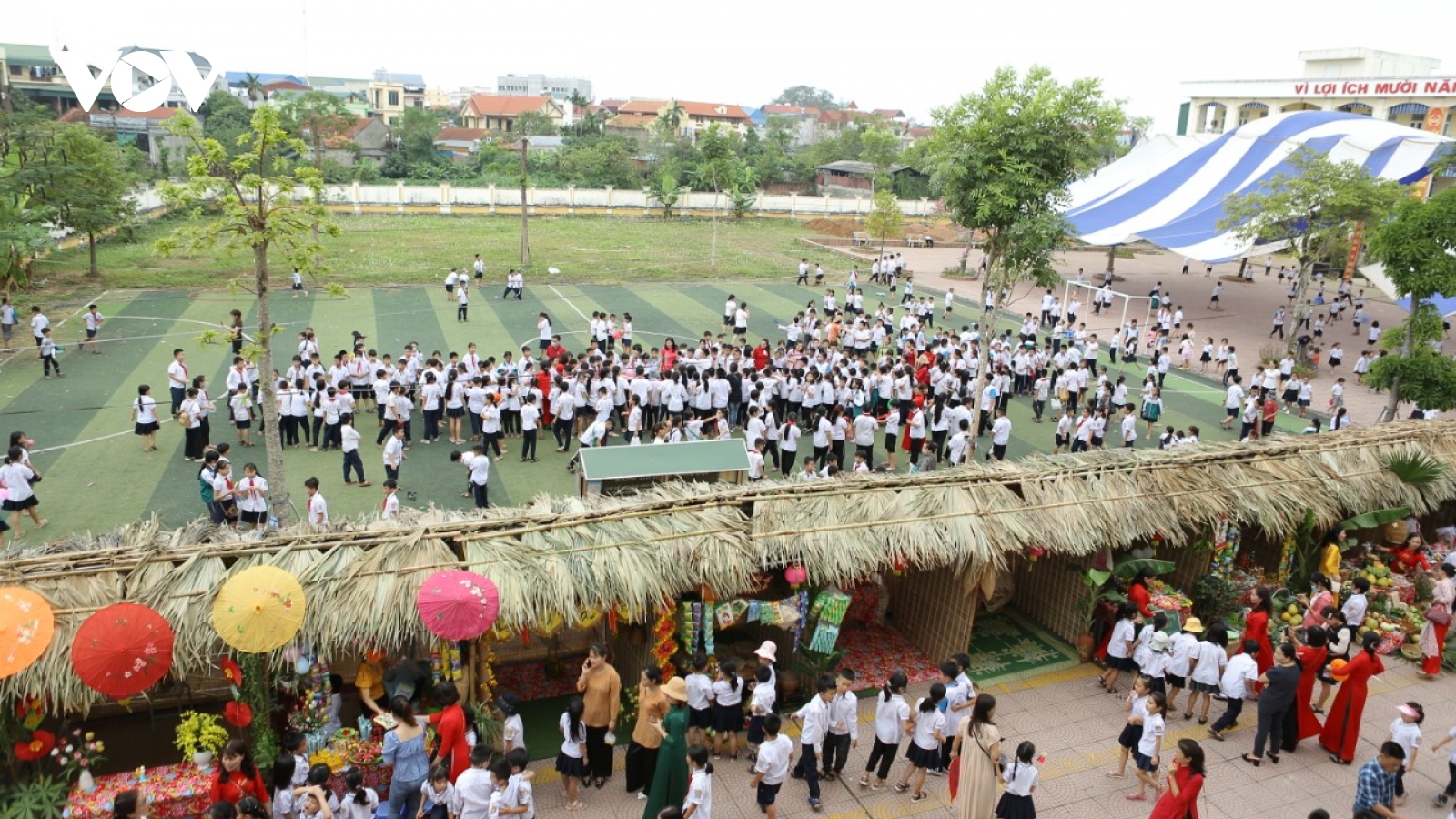 Học sinh Hà Nội hào hứng tham gia Hội chợ quê chủ đề “biết ơn thầy cô”