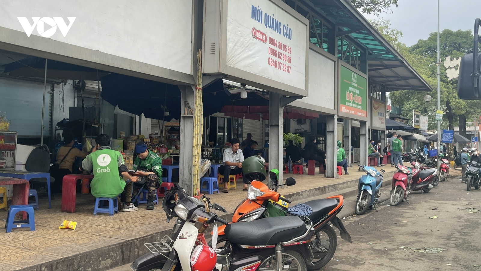 Nhà chờ xe buýt ở Hà Nội được tận dụng làm nơi kinh doanh, buôn bán