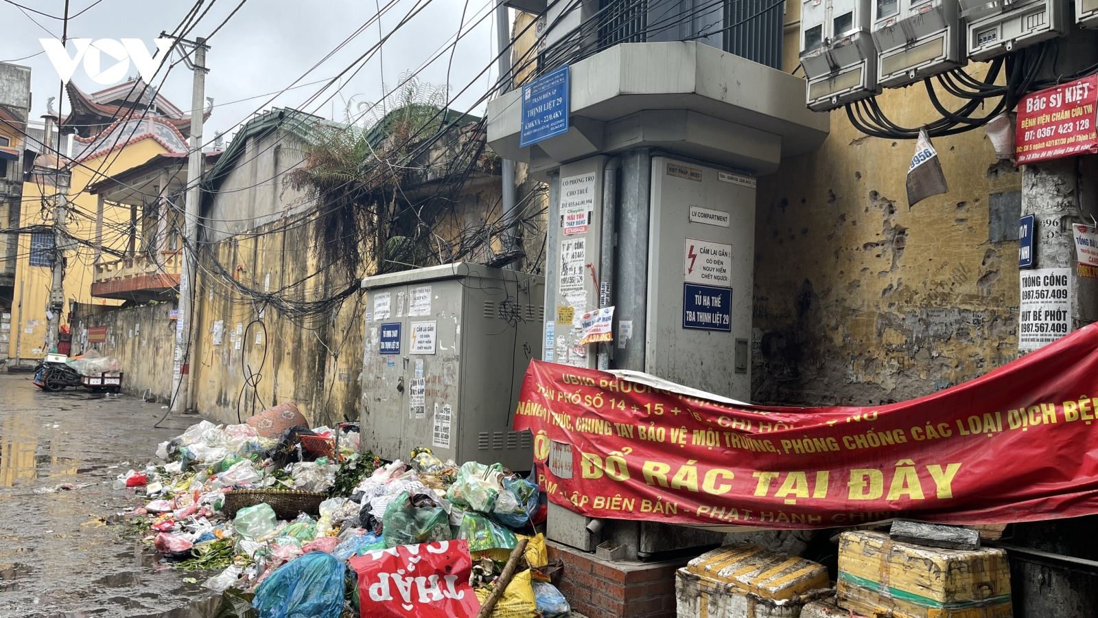 Phường Thịnh Liệt (Hà Nội) ngập rác vì công nhân vệ sinh bị nợ lương không đi thu gom