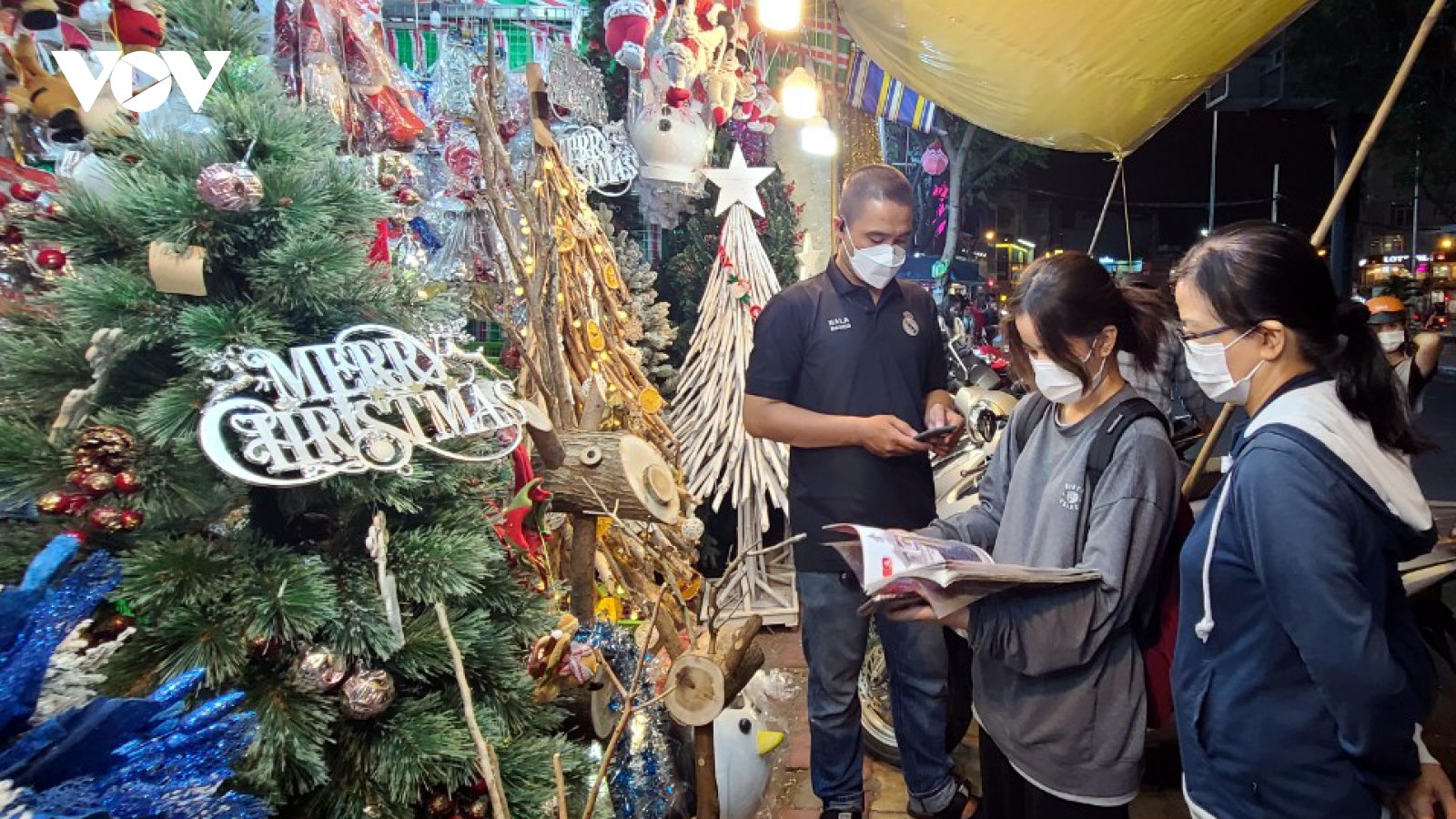 Thị trường trang trí Noel tại TP.HCM: Sức mua giảm, hàng giá rẻ lên ngôi