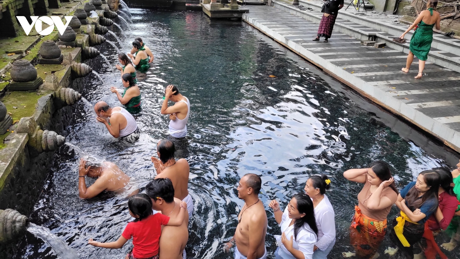 Độc đáo nghi lễ tắm nước thánh ở đền Pura Tirta Empul, Bali