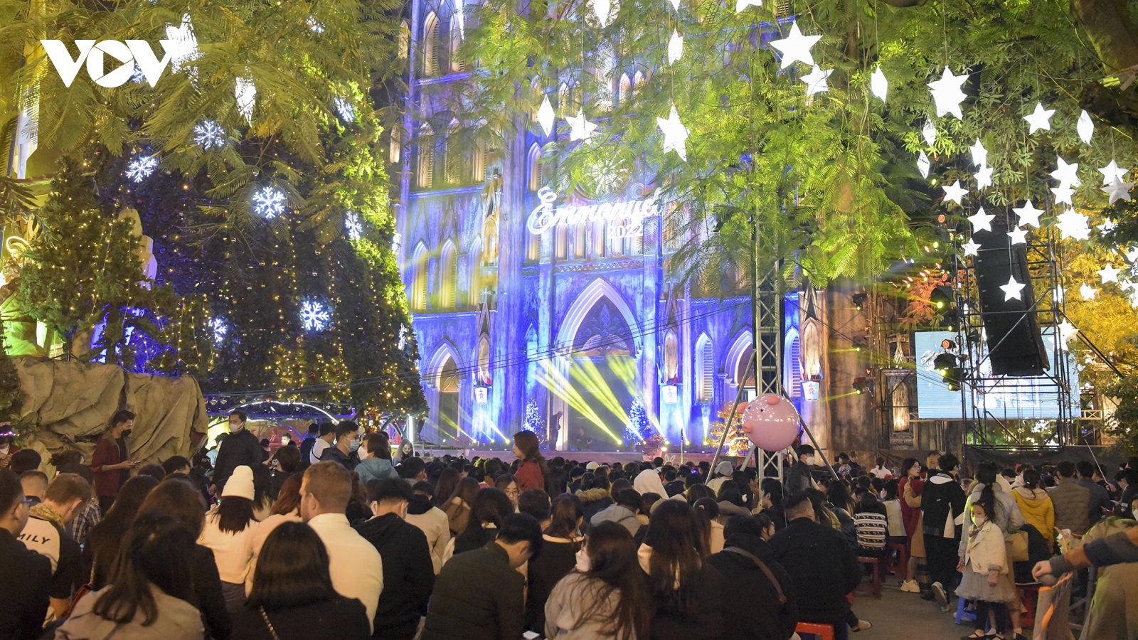 Dòng người đổ về Nhà thờ Lớn Hà Nội trong đêm Giáng sinh 2022