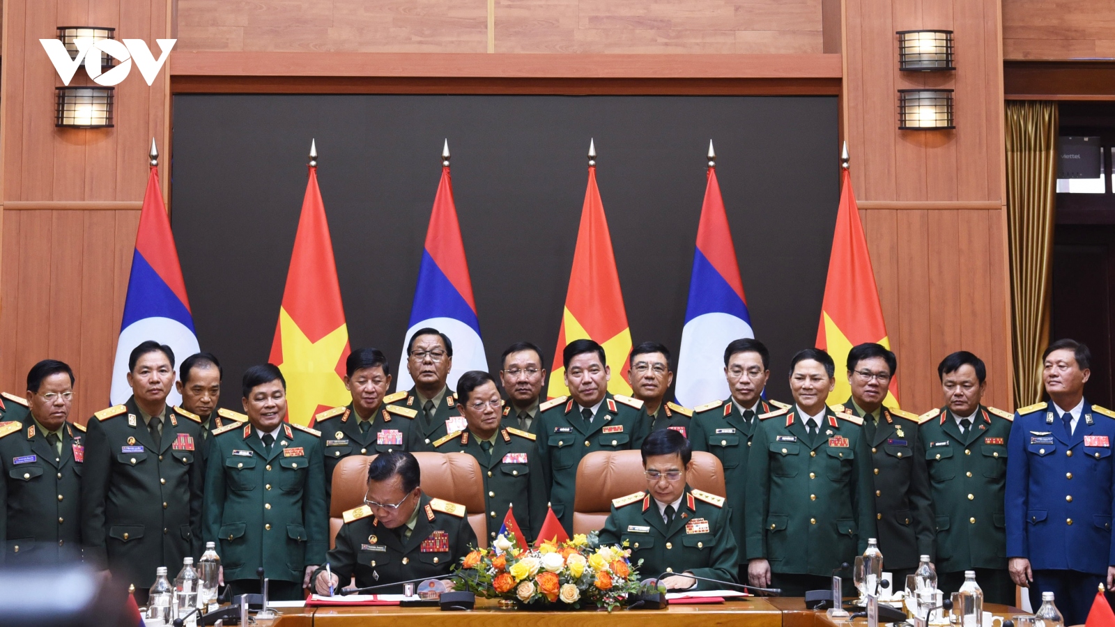 Việt Nam-Lào ký ghi nhớ hợp tác xây dựng pháp luật quân sự, quốc phòng