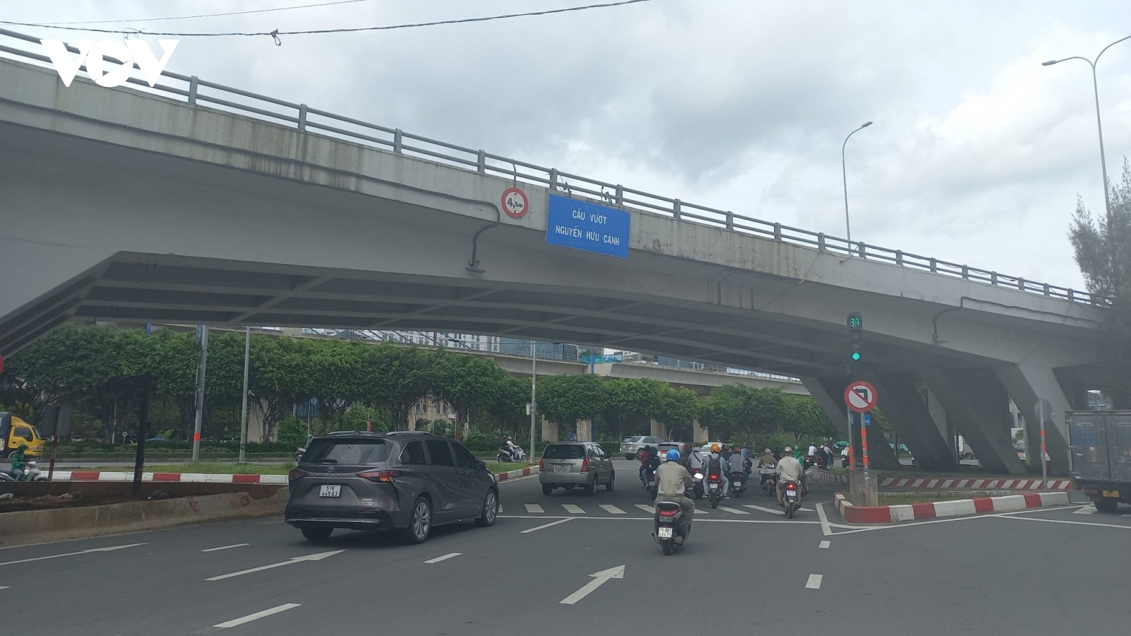 TP.HCM cho phép xe máy lưu thông trên cầu vượt Nguyễn Hữu Cảnh