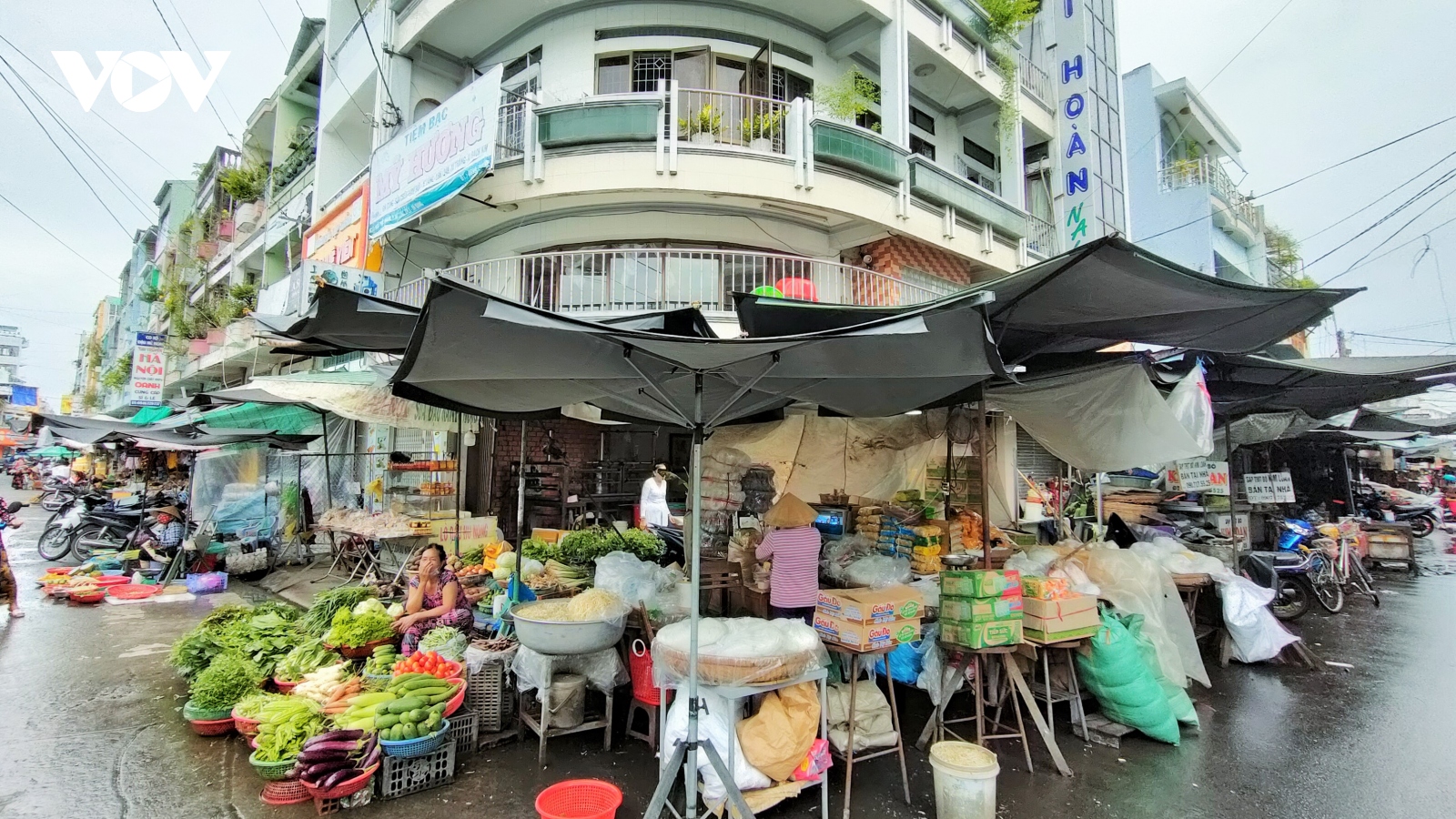 Lòng đường, vỉa hè nhiều tuyến đường tại TP Long Xuyên biến thành chợ