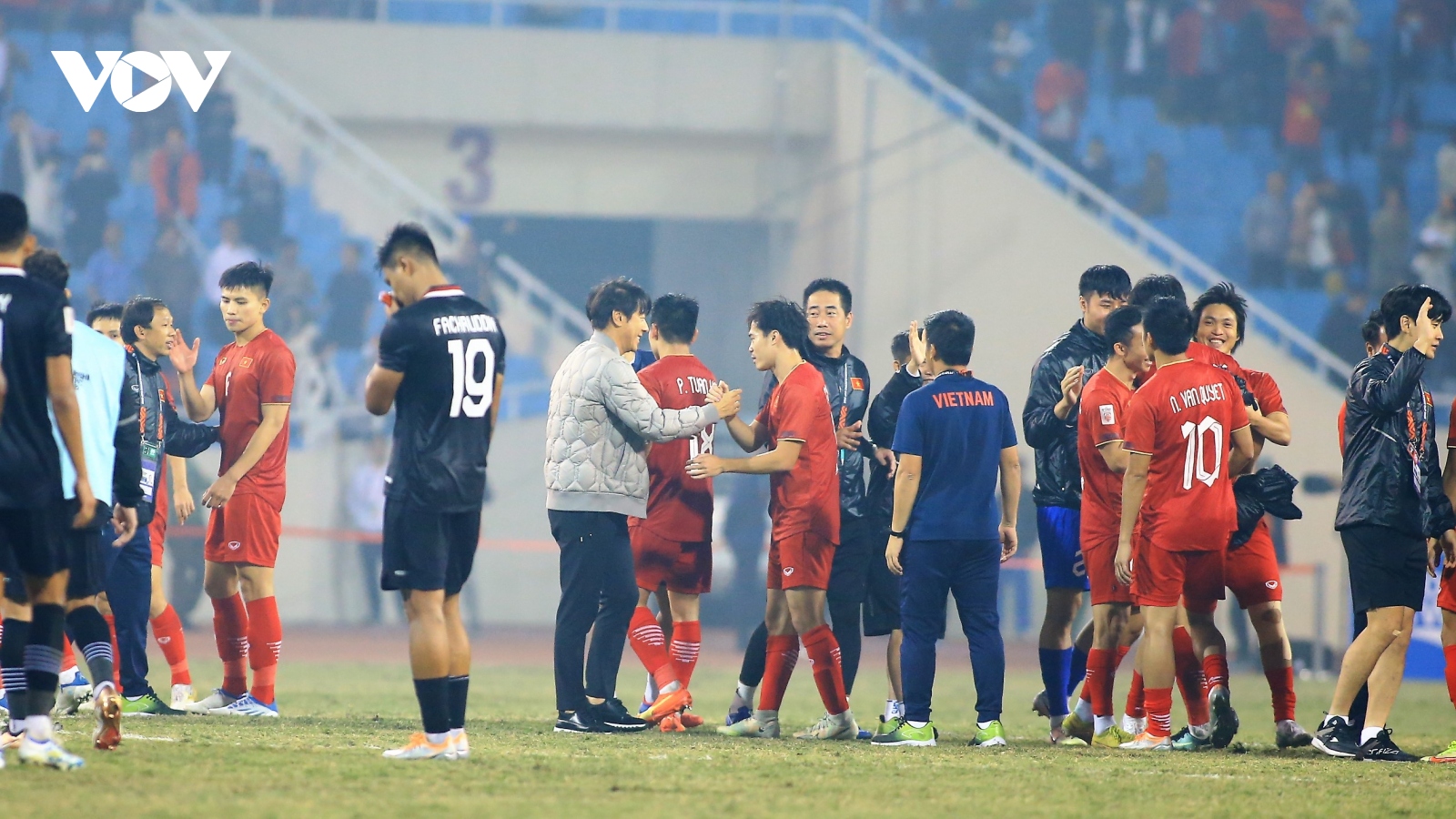 Indonesia thua trận, HLV Shin Tae Yong vẫn đến chúc mừng ĐT Việt Nam