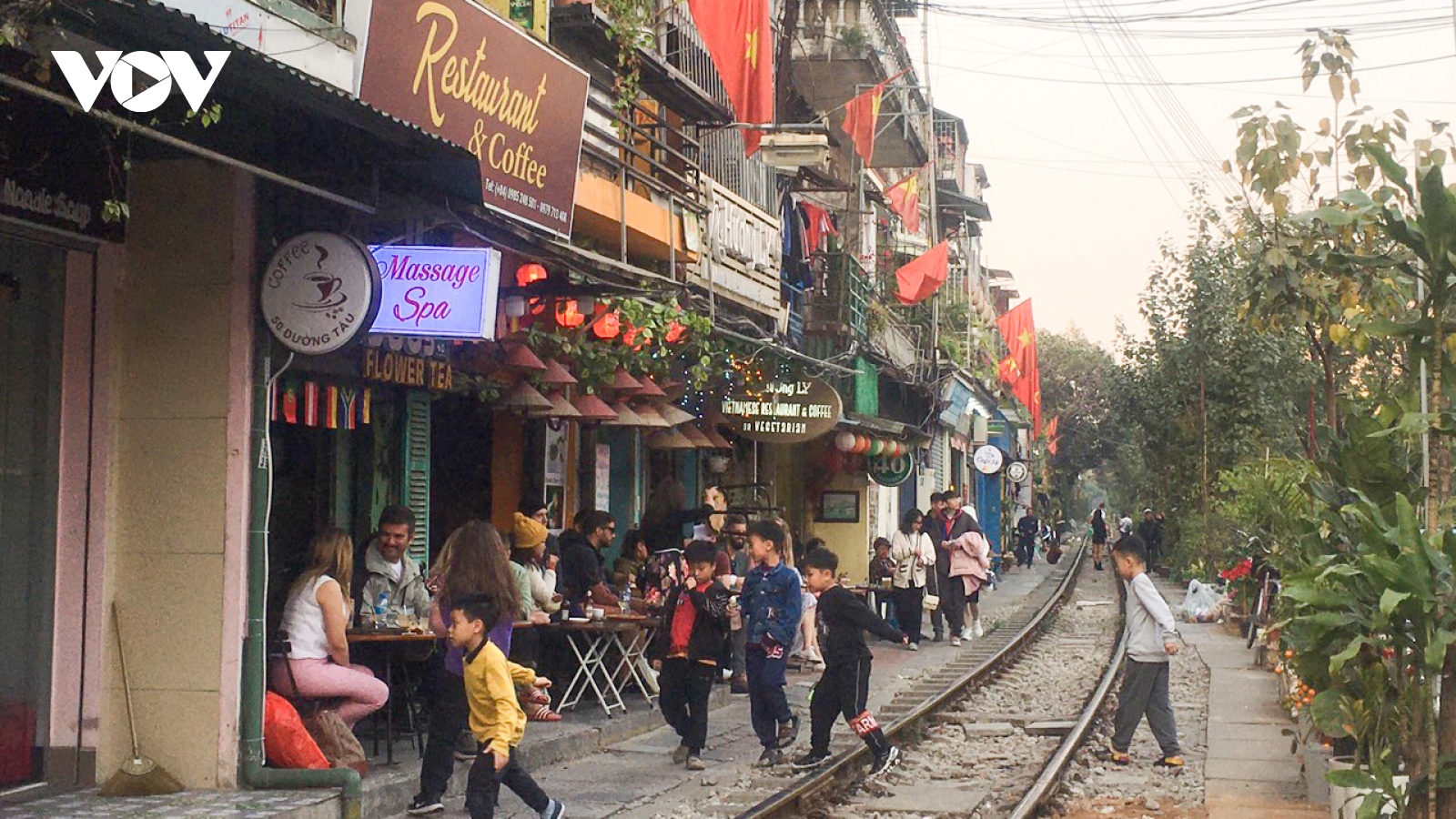 “Chốt trực và đẩy đuổi” vẫn là phương án đảm bảo trật tự ở cà phê đường tàu