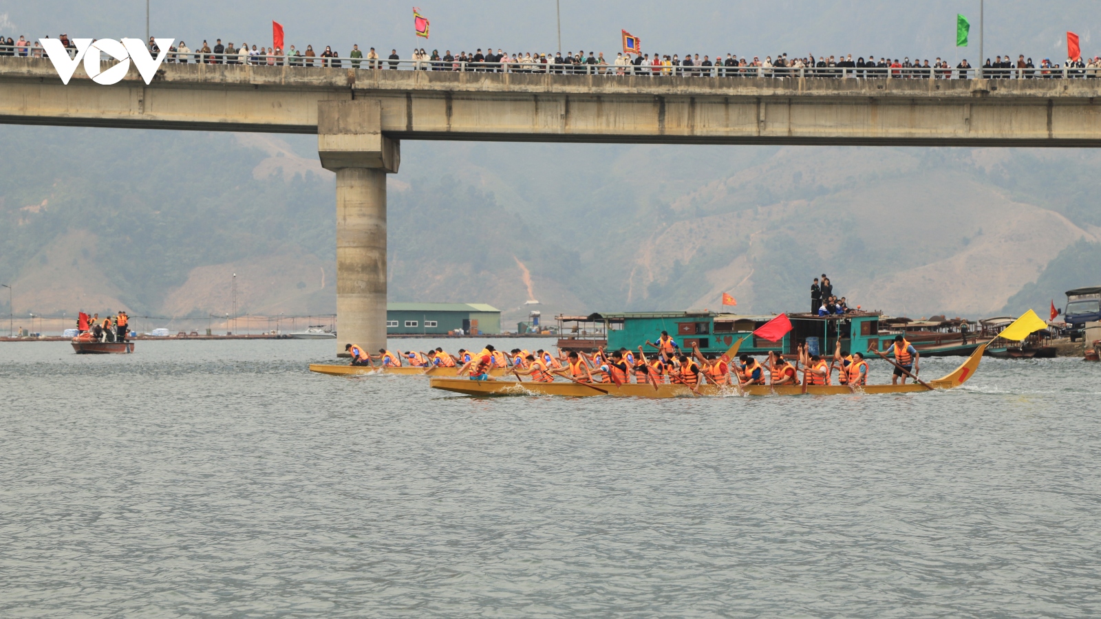 Đến Quỳnh Nhai xem hội đua thuyền trên sông Đà