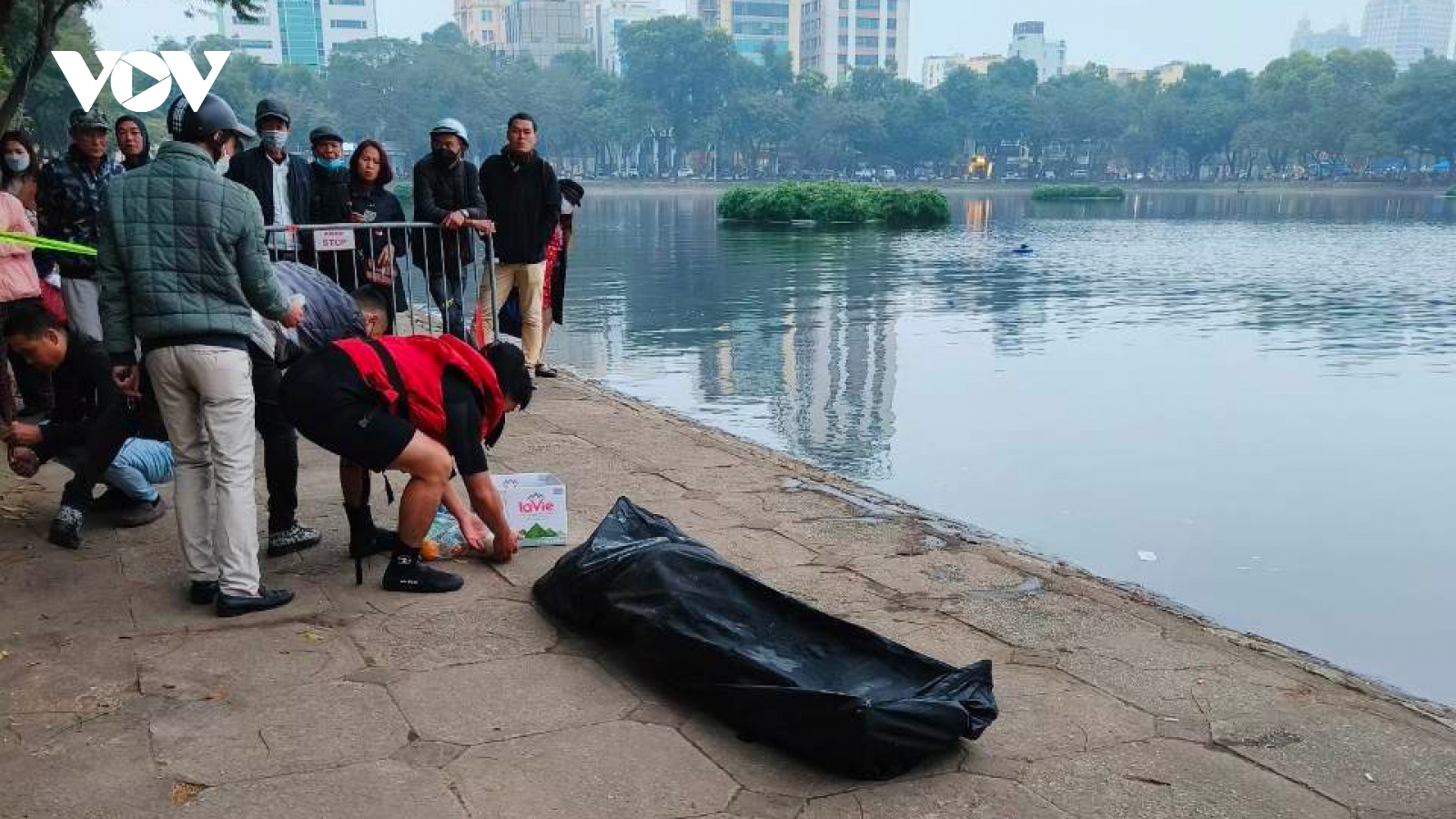 Tìm thấy thi thể nam giới nghi tự tử tại hồ Thiền Quang