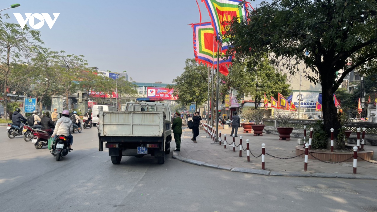 Ra quân xử lý trật tự đô thị ở đền Kim Liên sau phản ánh của Báo Điện tử VOV
