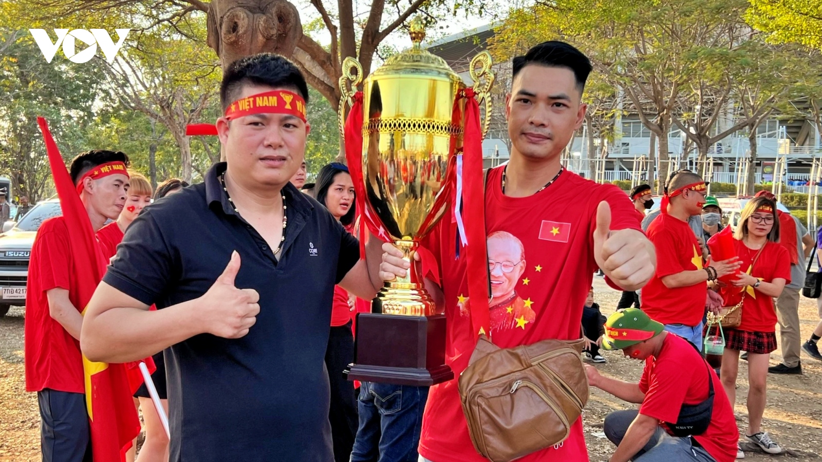 CĐV Việt Nam “nâng cúp sớm” trước trận chung kết lượt về AFF Cup 2022