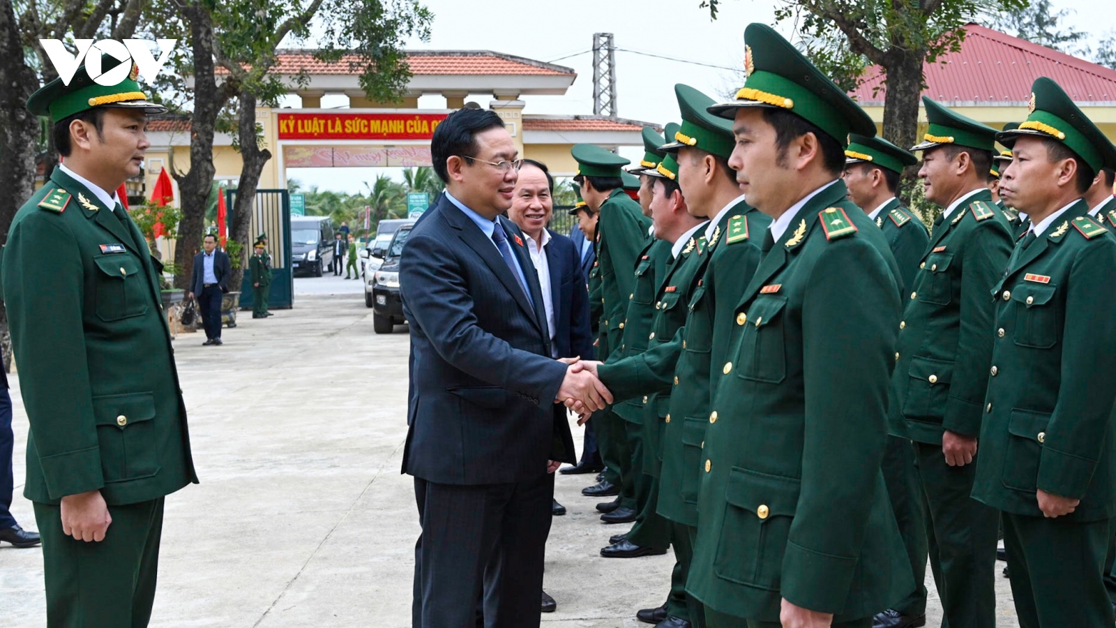 Chủ tịch Quốc hội Vương Đình Huệ thăm Đồn Biên phòng Nhật Lệ