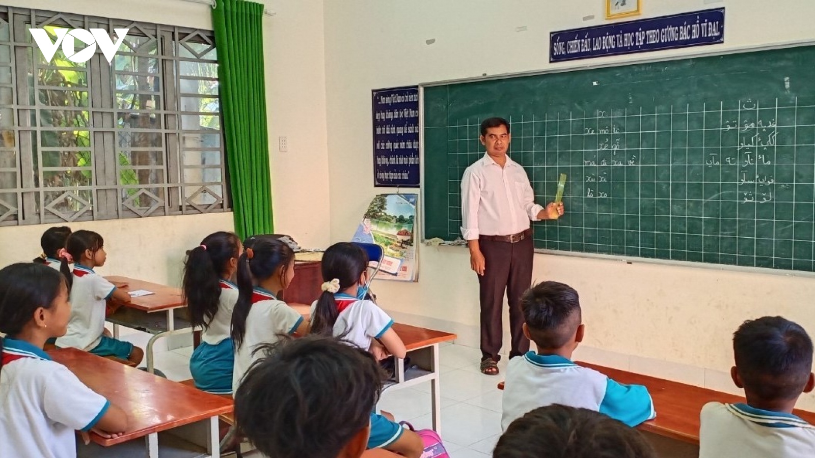 Thầy giáo Chăm đưa chữ Chăm đến với học sinh Chăm