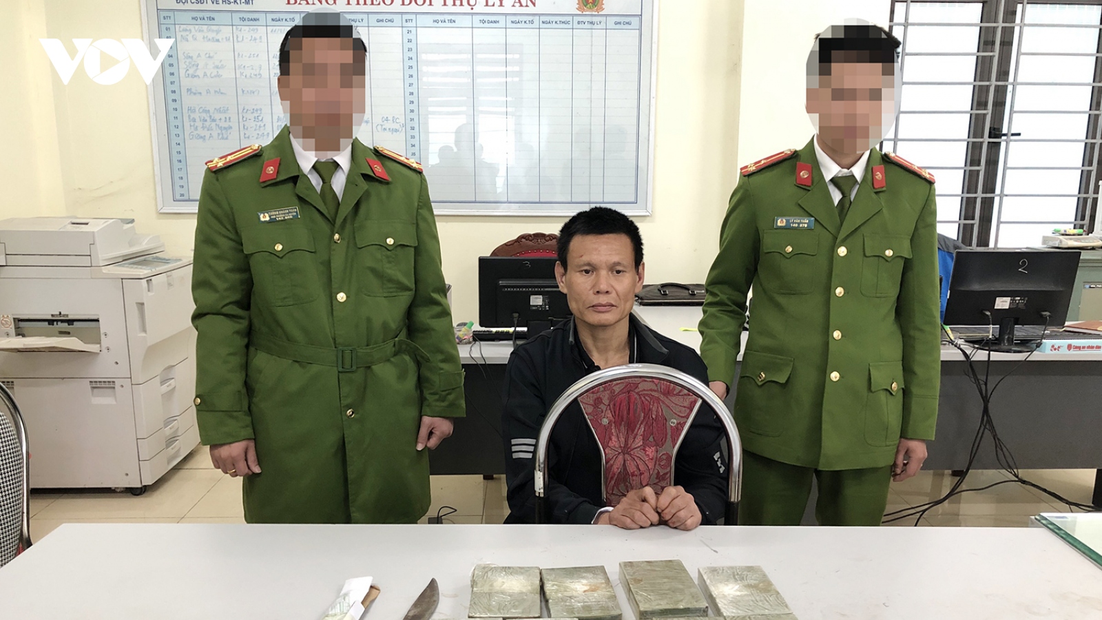 Hai anh em ruột bị bắt khi đang vận chuyển 9 bánh heroin về Hà Nội