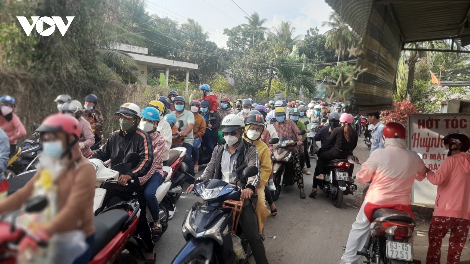 Ùn tắc giao thông nghiêm trọng tại bến phà ở Tiền Giang