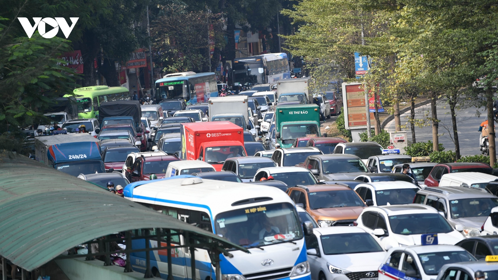 Đường phố Hà Nội "lúc nào cũng tắc" trong những ngày gần Tết Quý Mão 2023