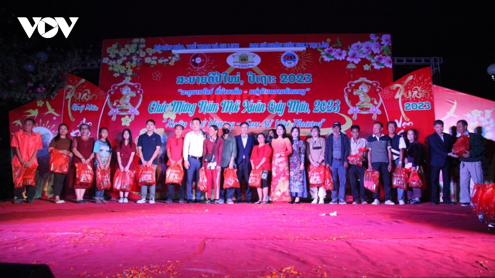 Cộng đồng người Việt tại Lào tổ chức đêm tất niên và trao quà Tết cho bà con kiều bào