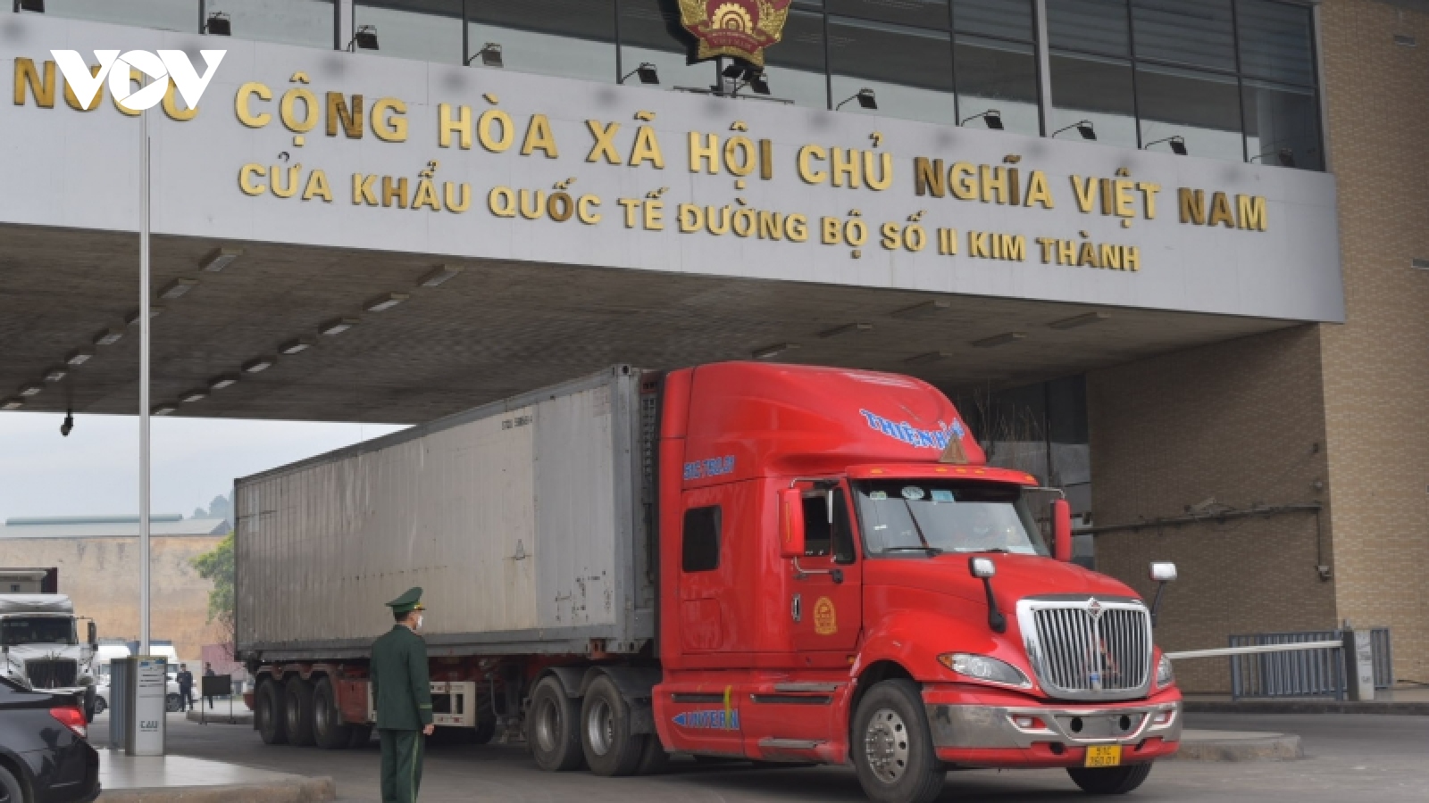 Hàng hóa nhộn nhịp qua cửa khẩu Lào Cai ngày đầu năm mới