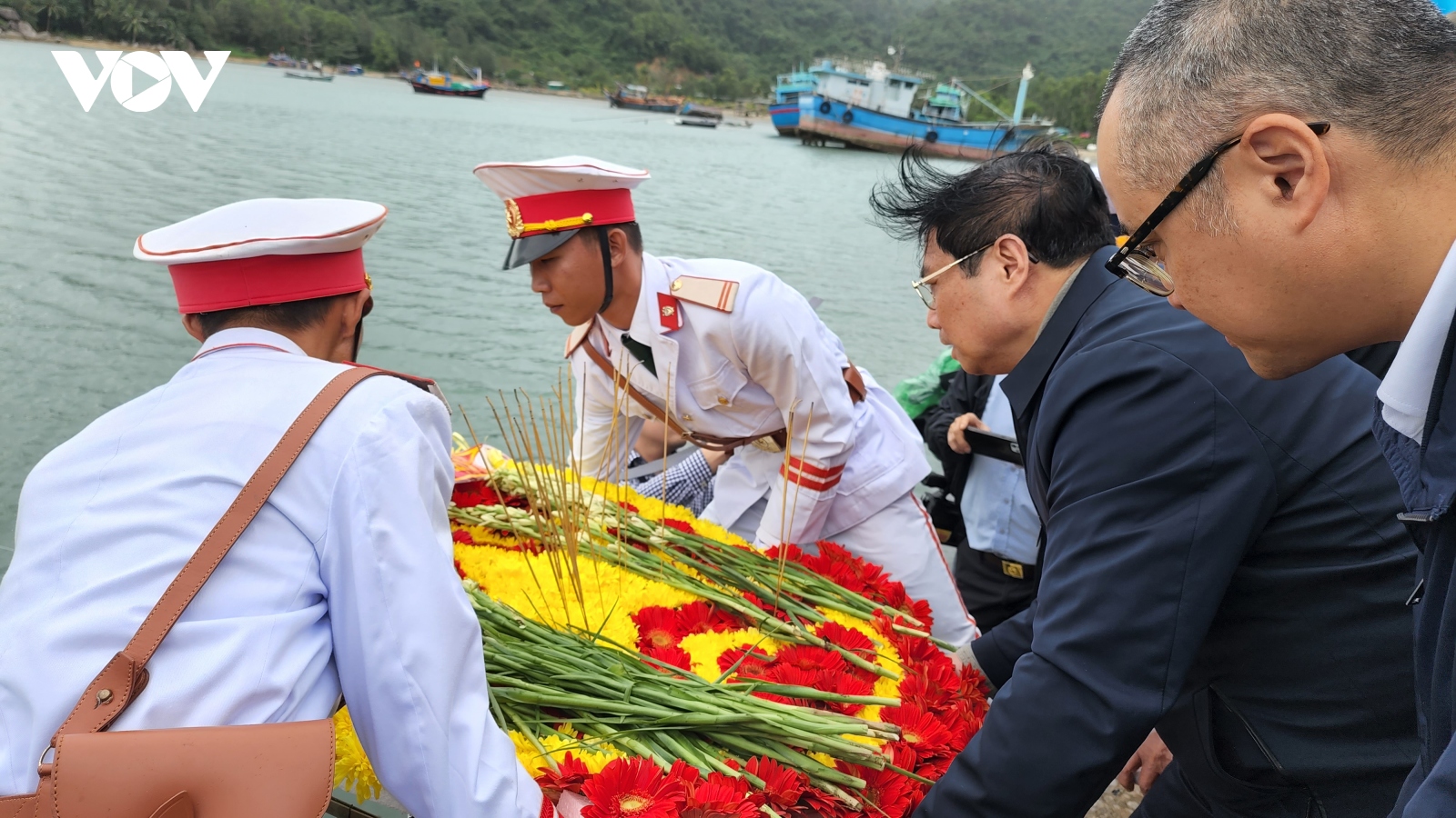 Thủ tướng thả hoa tưởng niệm anh hùng, liệt sỹ tại Bến tàu Không số Vũng Rô
