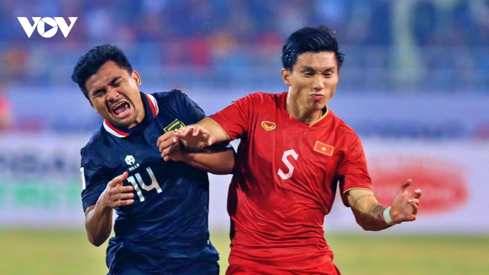 Cầu thủ Indonesia ăn vạ thô thiển, Văn Hậu nói điều bất ngờ