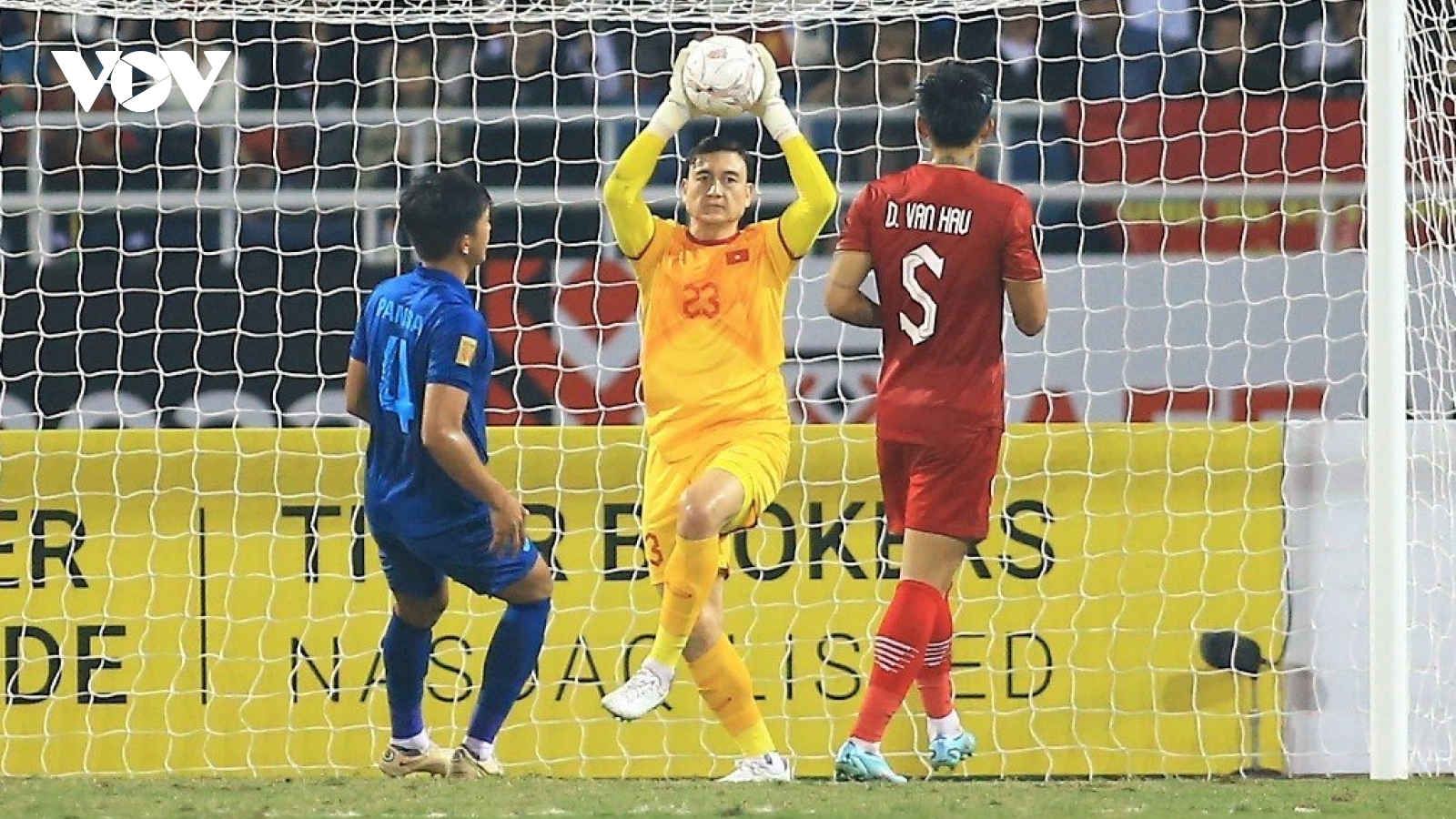 ĐT Việt Nam đổi màu áo cho thủ môn Văn Lâm để tránh “vận đen” ở chung kết lượt về